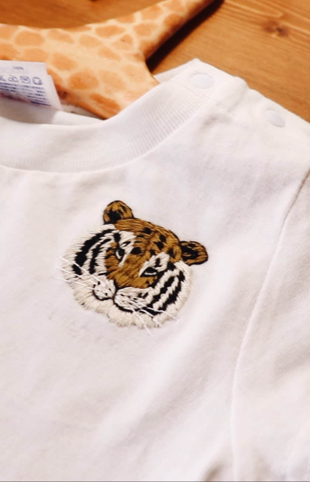 handmade shopのインスタグラム：「3色の刺繍糸を使い虎を手刺繍してみました﻿ ﻿ 伸び防止で薄い布を裏にセットし﻿ Tシャツと一緒に縫っています﻿ (接着芯があればそれがベストです)﻿ ﻿ こちらはショートバージョンです﻿ ロングバージョンはyoutubeからご覧ください﻿ 🔎eri yamazato﻿ ﻿ YouTubeチャンネル登録1000人を﻿目指しています﻿ ぜひチャンネル登録よろしくお願いします！﻿ ﻿」
