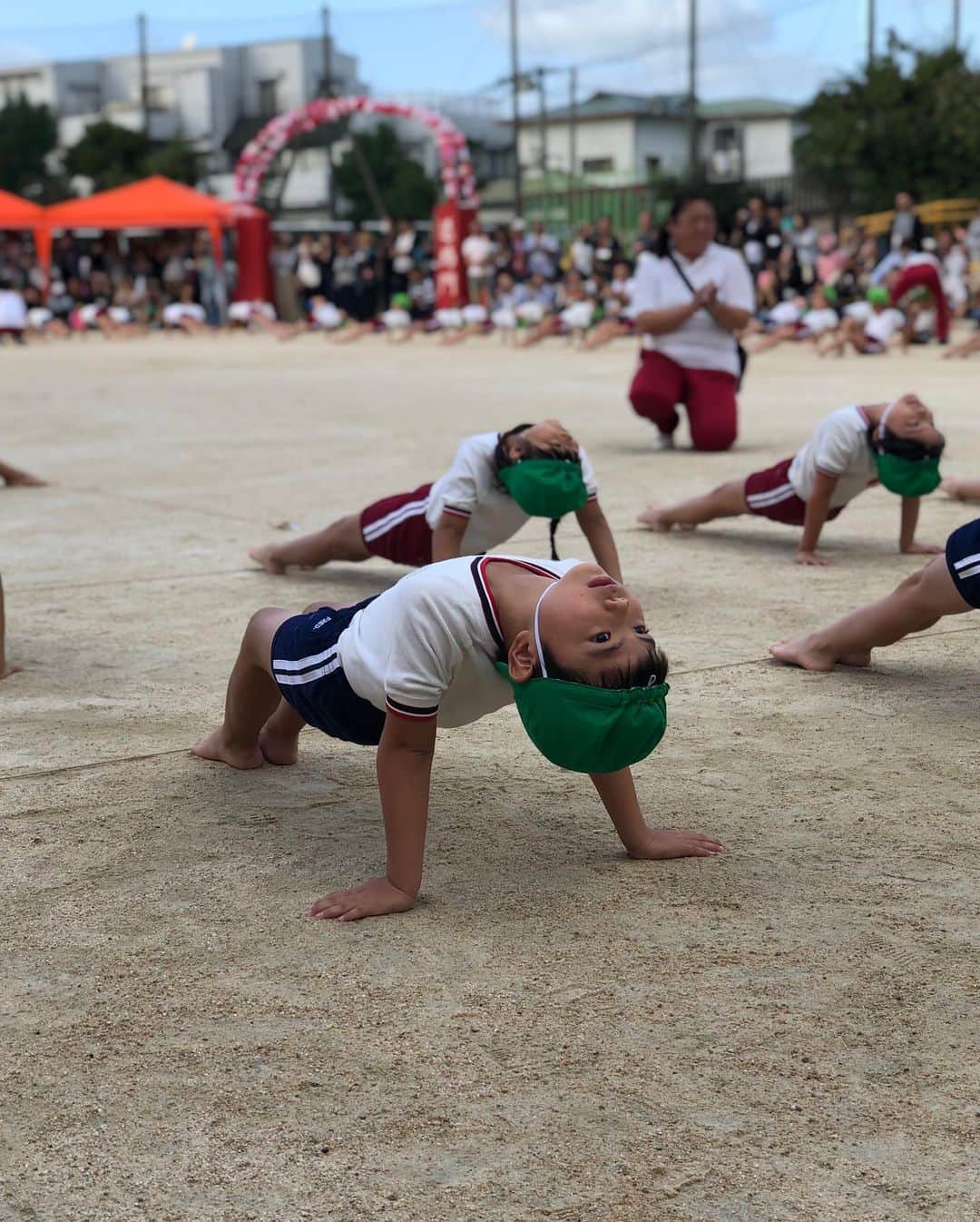 大西宏明のインスタグラム：「息子 幼稚園最後の運動会🏃‍♂️ 娘 初めての運動会🏃‍♀️ 純粋に楽しく一生懸命な姿に親父は涙をこらえた時間でした🥰  #息子 #6歳 #幼稚園 #年長 #娘 #4歳 #年少 #運動会 #一生懸命 #キラキラ輝く #２人 #将之助 #かけっこ  #まさかのべべ 😂 #頑張ってたからよし #笑瑠 #負けず嫌い #子供の成長記録 ＃smile #ほなっ！！」