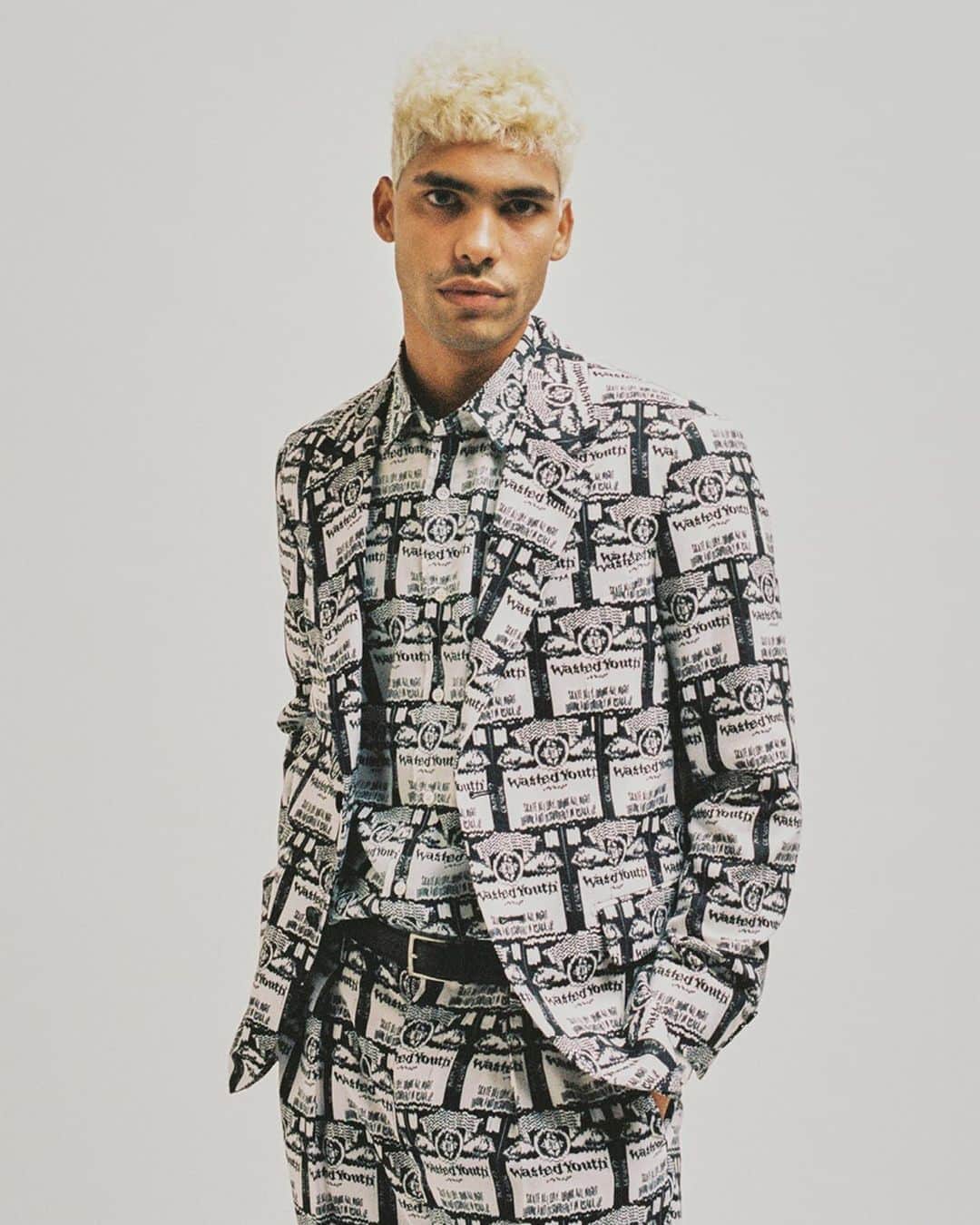 UNITED ARROWS & SONSさんのインスタグラム写真 - (UNITED ARROWS & SONSInstagram)「【 Info 】﻿ < Wasted Youth × POGGYTHEMAN for UNITED ARROWS ＆ SONS >﻿ ﻿ グラフィックデザイナーのVERDY(ベルディ)氏が手掛ける＜Wasted Youth（ウェイステッド ユース）＞とUNITED ARROWS & SONSディレクターの小木“Poggy”基史とのコラボレーションアイテム＜Wasted Youth × POGGYTHEMAN for UNITED ARROWS ＆ SONS＞を10月14日(月)16:00〜発売いたします。﻿ ﻿ コラージュアーティスト河村康輔氏により再構築されたWasted Youthのロゴを総柄プリントとして全面に用いたセットアップとシャツ。また同柄を裏地に用いたネイビーセットアップに、VERDY氏のお馴染みのロゴをあしらったシャツとタイの全6型を展開いたします。﻿ ﻿ 販売方法は下記をご覧ください。﻿ ﻿ Wasted Youth × POGGYTHEMAN for UNITED ARROWS ＆ SONS販売方法について﻿ ﻿ ﻿ ◆10/14(月)15:00までにお並び頂いたお客様を対象に同時刻より“整理券の配布”を行います。 ◆配布時間は若干前後する可能性がございます。15:00までにお並び頂きましたお客様が対象となります。予めご了承ください。 ◆お並びいただいたお客様を発売時間になりましたら、順次ご案内させていただきます。﻿ ◆お並びいただいたお客様を対象に整理件を配布いたします。﻿ ◆配布時間は若干前後する可能性がございます。予めご了承ください。﻿ ◆事前のお並びは近隣へのご迷惑になりますので必ずお控えください。﻿ ◆整理券の配布はお一人様につき、一枚になります。﻿ ◆整理券配布後、スタッフの指示に従い番号順にお並び下さい。整列後、列から外れた場合こちらの整理券は無効になり最後尾にお並び頂きます。トイレ等の緊急時はお近くのスタッフにお声がけ下さい。﻿ ◆ご入場、ご購入の際は整理券が必ず必要となります。紛失されたお客様はご入場頂けません。ご注意下さい。﻿ ◆入店整理券の転売は禁止とさせて頂きます。﻿ ◆店内外に関わらず、金品の受け渡し、キャッチ行為が見受けられた際には、入場、販売をお断りいたします。﻿ ◆整列時、お客様間のトラブルに関しましては、一切の責任を負いかねます。ご当事者様間での解決をお願いいたします。﻿ ◆数に限りあるため、お並びいただいてもご購入いただけない可能性が御座います。予めご了承ください。﻿ ◆お一人様、各アイテム、1点ずつご購入いただけます。﻿ ◆ 商品の特性上、返品、ご交換は致しかねます。﻿ ◆お電話でのお取り置き、通販は在庫のご用意があった場合のみ発売日翌日からになります。当日完売の際はinstagramにて告知します。﻿ ◆当日、配布時間等、イベント内容に変更がある場合はInstagram にて告知させていただきます。﻿ ◆当日、非常な行為やスタッフの指示に従っていただけない場合、入場、販売をお断りいたします。﻿ ﻿ Print Jacket﻿ Price：￥55,000＋tax﻿ Color：Black﻿ Size：S,M,L,XL﻿ ﻿ Print Trousers﻿ Price：￥23,000＋tax﻿ Color：Black﻿ Size：S,M,L,XL﻿ ﻿ Jacket﻿ Price：￥48,000＋tax﻿ Color：Navy﻿ Size：S,M,L,XL﻿ ﻿ Trousers﻿ Price：￥21,000＋tax﻿ Color：Navy﻿ Size：S,M,L,XL﻿ ﻿ Print Shirt﻿ Price：￥21,000＋tax﻿ Color：Black﻿ Size：S,M,L,XL﻿ ﻿ Shirt(Embroidery)﻿ Price：￥19,000＋tax﻿ Color：White﻿ Size：S,M,L﻿ ﻿ Tie﻿ Price：￥15,000＋tax﻿ Color：Navy﻿ Size：Free﻿ ﻿ @verdy ﻿ @verdyharajukuday ﻿ @poggytheman ﻿ #verdy﻿ #wastedyouth ﻿ #KosukeKawamura﻿ #PoggyTheMan #UnitedArrowsAndSons」10月14日 10時06分 - unitedarrowsandsons