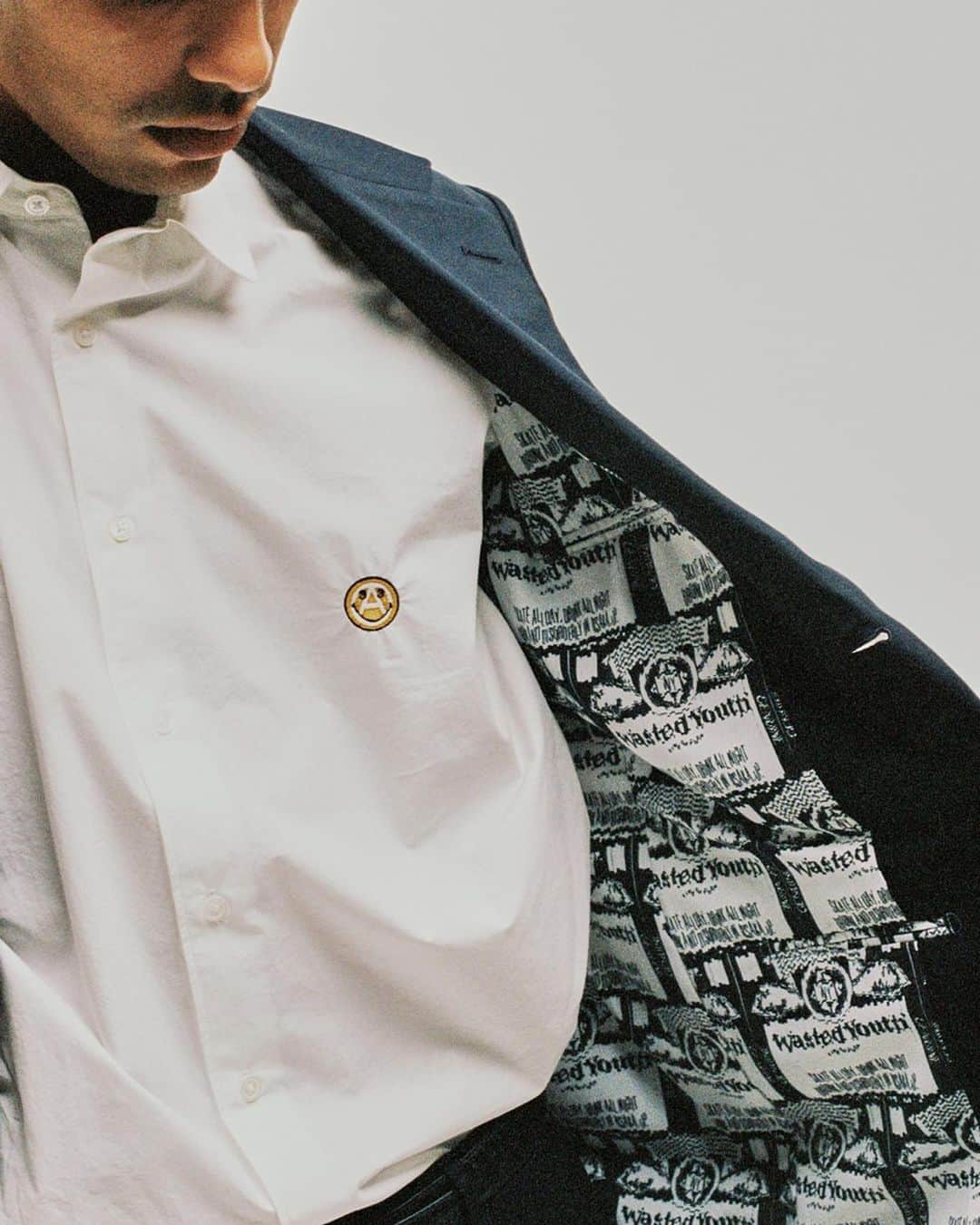 UNITED ARROWS & SONSさんのインスタグラム写真 - (UNITED ARROWS & SONSInstagram)「【 Info 】﻿ < Wasted Youth × POGGYTHEMAN for UNITED ARROWS ＆ SONS >﻿ ﻿ グラフィックデザイナーのVERDY(ベルディ)氏が手掛ける＜Wasted Youth（ウェイステッド ユース）＞とUNITED ARROWS & SONSディレクターの小木“Poggy”基史とのコラボレーションアイテム＜Wasted Youth × POGGYTHEMAN for UNITED ARROWS ＆ SONS＞を10月14日(月)16:00〜発売いたします。﻿ ﻿ コラージュアーティスト河村康輔氏により再構築されたWasted Youthのロゴを総柄プリントとして全面に用いたセットアップとシャツ。また同柄を裏地に用いたネイビーセットアップに、VERDY氏のお馴染みのロゴをあしらったシャツとタイの全6型を展開いたします。﻿ ﻿ 販売方法は下記をご覧ください。﻿ ﻿ Wasted Youth × POGGYTHEMAN for UNITED ARROWS ＆ SONS販売方法について﻿ ﻿ ﻿ ◆10/14(月)15:00までにお並び頂いたお客様を対象に同時刻より“整理券の配布”を行います。 ◆配布時間は若干前後する可能性がございます。15:00までにお並び頂きましたお客様が対象となります。予めご了承ください。 ◆お並びいただいたお客様を発売時間になりましたら、順次ご案内させていただきます。﻿ ◆お並びいただいたお客様を対象に整理件を配布いたします。﻿ ◆配布時間は若干前後する可能性がございます。予めご了承ください。﻿ ◆事前のお並びは近隣へのご迷惑になりますので必ずお控えください。﻿ ◆整理券の配布はお一人様につき、一枚になります。﻿ ◆整理券配布後、スタッフの指示に従い番号順にお並び下さい。整列後、列から外れた場合こちらの整理券は無効になり最後尾にお並び頂きます。トイレ等の緊急時はお近くのスタッフにお声がけ下さい。﻿ ◆ご入場、ご購入の際は整理券が必ず必要となります。紛失されたお客様はご入場頂けません。ご注意下さい。﻿ ◆入店整理券の転売は禁止とさせて頂きます。﻿ ◆店内外に関わらず、金品の受け渡し、キャッチ行為が見受けられた際には、入場、販売をお断りいたします。﻿ ◆整列時、お客様間のトラブルに関しましては、一切の責任を負いかねます。ご当事者様間での解決をお願いいたします。﻿ ◆数に限りあるため、お並びいただいてもご購入いただけない可能性が御座います。予めご了承ください。﻿ ◆お一人様、各アイテム、1点ずつご購入いただけます。﻿ ◆ 商品の特性上、返品、ご交換は致しかねます。﻿ ◆お電話でのお取り置き、通販は在庫のご用意があった場合のみ発売日翌日からになります。当日完売の際はinstagramにて告知します。﻿ ◆当日、配布時間等、イベント内容に変更がある場合はInstagram にて告知させていただきます。﻿ ◆当日、非常な行為やスタッフの指示に従っていただけない場合、入場、販売をお断りいたします。﻿ ﻿ Print Jacket﻿ Price：￥55,000＋tax﻿ Color：Black﻿ Size：S,M,L,XL﻿ ﻿ Print Trousers﻿ Price：￥23,000＋tax﻿ Color：Black﻿ Size：S,M,L,XL﻿ ﻿ Jacket﻿ Price：￥48,000＋tax﻿ Color：Navy﻿ Size：S,M,L,XL﻿ ﻿ Trousers﻿ Price：￥21,000＋tax﻿ Color：Navy﻿ Size：S,M,L,XL﻿ ﻿ Print Shirt﻿ Price：￥21,000＋tax﻿ Color：Black﻿ Size：S,M,L,XL﻿ ﻿ Shirt(Embroidery)﻿ Price：￥19,000＋tax﻿ Color：White﻿ Size：S,M,L﻿ ﻿ Tie﻿ Price：￥15,000＋tax﻿ Color：Navy﻿ Size：Free﻿ ﻿ @verdy ﻿ @verdyharajukuday ﻿ @poggytheman ﻿ #verdy﻿ #wastedyouth ﻿ #KosukeKawamura﻿ #PoggyTheMan #UnitedArrowsAndSons」10月14日 10時06分 - unitedarrowsandsons