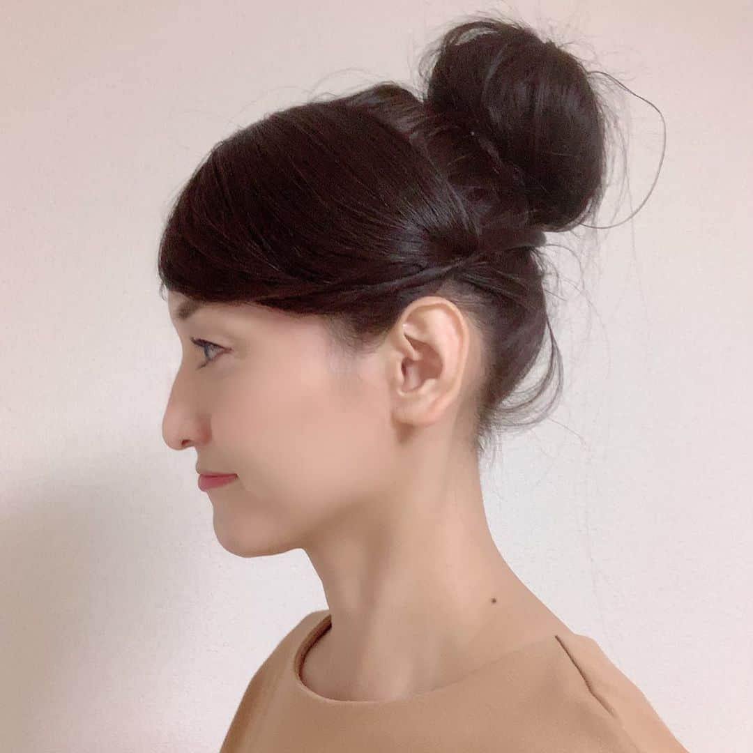 瑞羽奏都（水谷美月）さんのインスタグラム写真 - (瑞羽奏都（水谷美月）Instagram)「日曜日の『BOAT RACE TIME』の髪型です✨ ﻿ ﻿ まず、今回の男性ヘアメイクさんも眉毛を下げ気味で描いて下さるのですが、「自眉毛の上を剃ったら自分でももうちょっと下がり眉描けるのかなぁ？」と話したら「骨格上、上向きの眉毛になる顔なので、剃っても自分で描くと上がり眉毛になると思いますよ。たがら、男役さんには向いた顔ですよね」と言われて、眉毛って骨格影響するんだ、ほー！となりました🧐  さて、今回は初のお団子ヘアをして下さいました✨ 前髪として取る分と後ろを分けた後、後ろはコテでカールをつけてから、結びポニーテールに。そして、逆毛を立ててお団子へ！！ 左側は編み込みし、右側は少し逆毛を立ててから、前髪を作りながら、あとは捻って後ろへインしてました😎  お団子ヘアにすると元気な感じになりますね👍ただ、このふわっとしたお団子にするのは…自分でやるのは難しいー😭何度か挑戦したことありますけど、いつもうまくできぬ🥺  #水谷美月 #瑞羽奏都  #ボートレース #ボートレースタイム ﻿ #boatrace #boatracetime ﻿ #jlc #レジャーチャンネル ﻿ #スカパー #cs﻿ #ヘアアレンジ﻿ #お団子ヘア #お団子ヘアアレンジ」10月14日 10時00分 - mizuki.m_mizuha