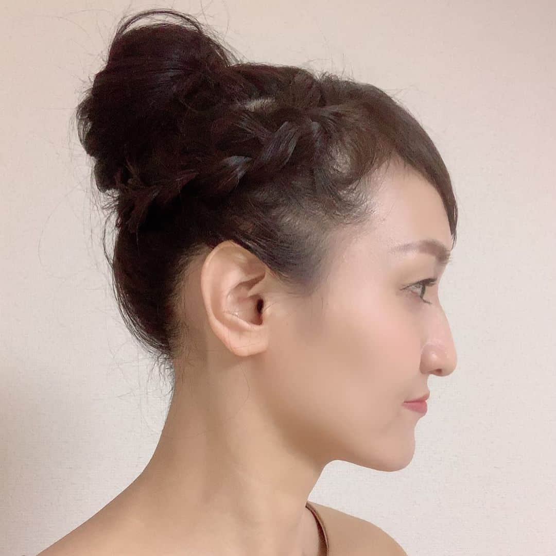 瑞羽奏都（水谷美月）さんのインスタグラム写真 - (瑞羽奏都（水谷美月）Instagram)「日曜日の『BOAT RACE TIME』の髪型です✨ ﻿ ﻿ まず、今回の男性ヘアメイクさんも眉毛を下げ気味で描いて下さるのですが、「自眉毛の上を剃ったら自分でももうちょっと下がり眉描けるのかなぁ？」と話したら「骨格上、上向きの眉毛になる顔なので、剃っても自分で描くと上がり眉毛になると思いますよ。たがら、男役さんには向いた顔ですよね」と言われて、眉毛って骨格影響するんだ、ほー！となりました🧐  さて、今回は初のお団子ヘアをして下さいました✨ 前髪として取る分と後ろを分けた後、後ろはコテでカールをつけてから、結びポニーテールに。そして、逆毛を立ててお団子へ！！ 左側は編み込みし、右側は少し逆毛を立ててから、前髪を作りながら、あとは捻って後ろへインしてました😎  お団子ヘアにすると元気な感じになりますね👍ただ、このふわっとしたお団子にするのは…自分でやるのは難しいー😭何度か挑戦したことありますけど、いつもうまくできぬ🥺  #水谷美月 #瑞羽奏都  #ボートレース #ボートレースタイム ﻿ #boatrace #boatracetime ﻿ #jlc #レジャーチャンネル ﻿ #スカパー #cs﻿ #ヘアアレンジ﻿ #お団子ヘア #お団子ヘアアレンジ」10月14日 10時00分 - mizuki.m_mizuha