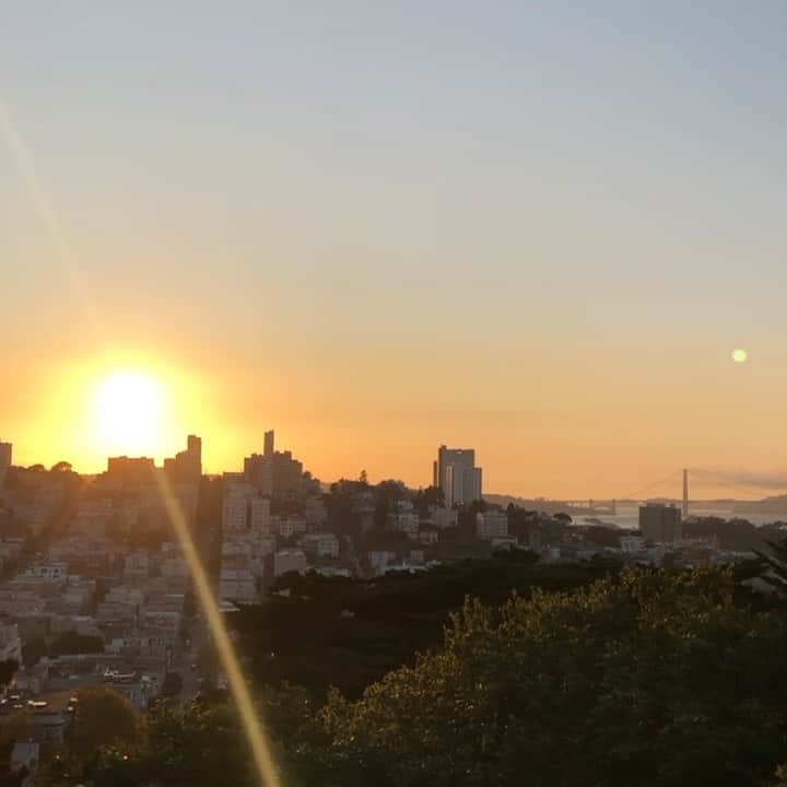 のインスタグラム：「Sun Francisco Sunset 🌇 夕焼け🌎　#ballet #ballerina #ballerinalife #happy #happiness #dance #art #幸せ #バレエ #バレリーナ #rehearsal #travellife #work」