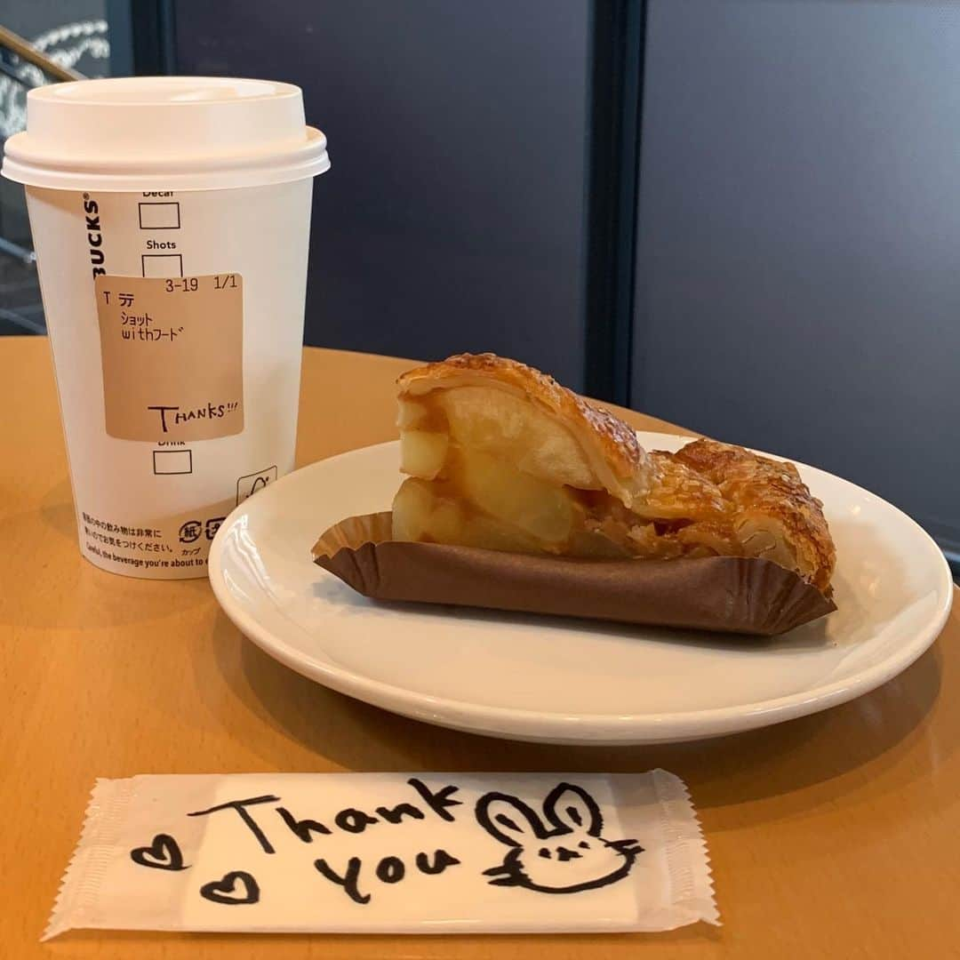 くろさんのインスタグラム写真 - (くろInstagram)「☕️ ダブルトールラテとアップルパイ🍎🥧 #applepie #アップルパイ #doubletalllatte #ダブルトールラテ #starbucks #starbuckscoffee #starbuckslatte #doubletalllatte #スタバ #スタバラテ #スターバックス #スターバックスラテ #ダブルトールラテ #スターバックスコーヒー #スターバックスコーヒー用賀店」10月14日 10時07分 - m6bmw