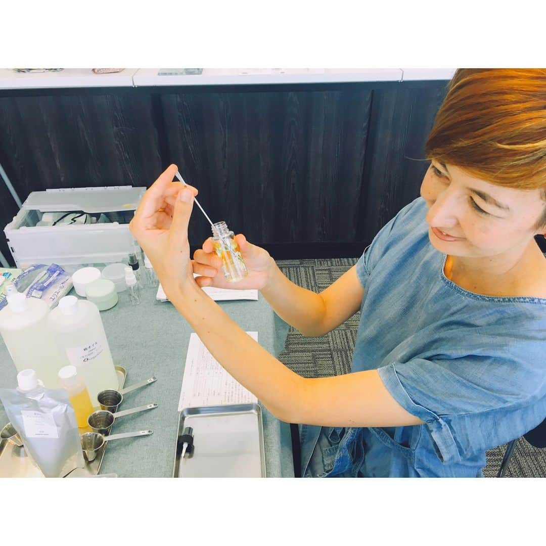 イレーネさんのインスタグラム写真 - (イレーネInstagram)「昨日は「あいちの山里　アントレストア」に naoriから独立した「ほしの雫」さんのコスメ作り体験がありました。クレンジングつくりましたー😊（残念ながら今日はやってないみたい）  新城茶油、そして香りは好きなゼラニウム🤩 東栄町のみなさまに会えて嬉しかっただす  #東栄町　#あいちの山里entrestore #星ヶ丘テラス　#ほしの雫 #手作りコスメ」10月14日 10時08分 - irenedewald