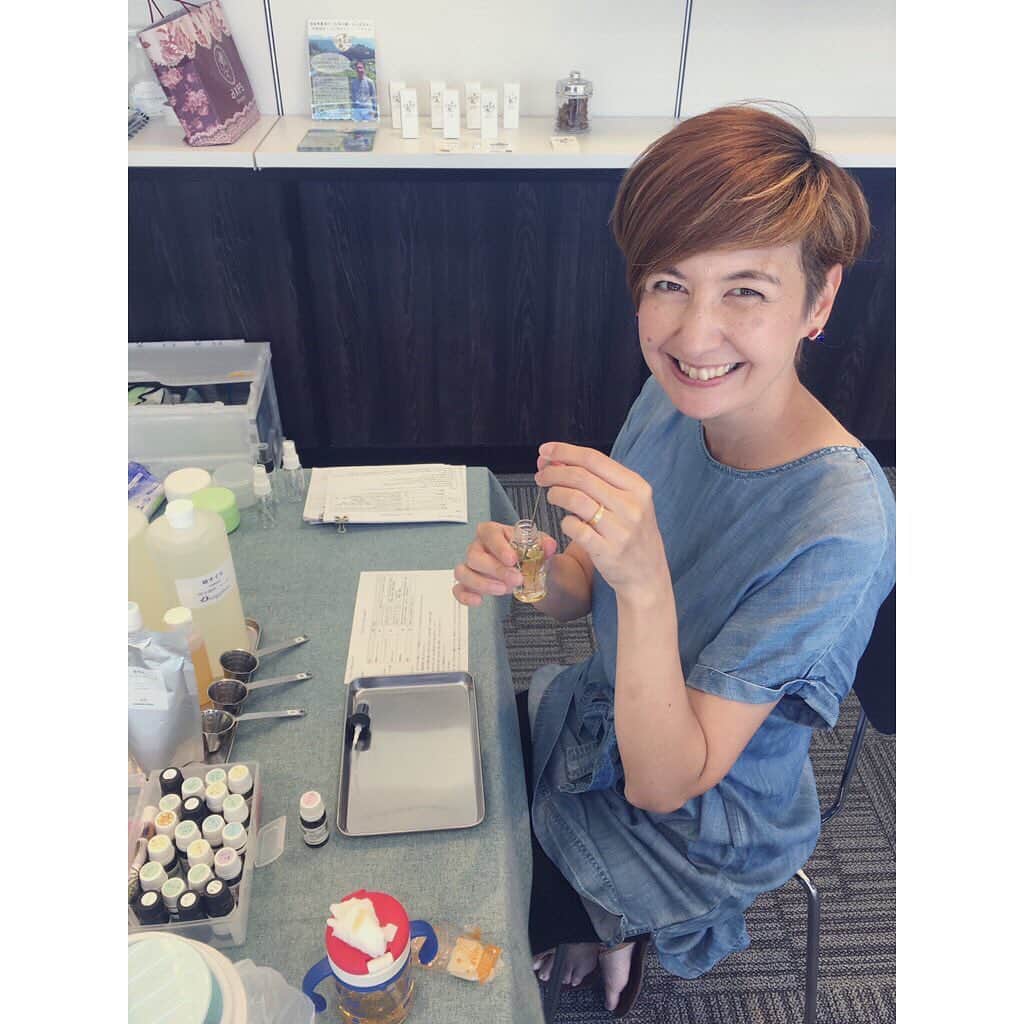 イレーネさんのインスタグラム写真 - (イレーネInstagram)「昨日は「あいちの山里　アントレストア」に naoriから独立した「ほしの雫」さんのコスメ作り体験がありました。クレンジングつくりましたー😊（残念ながら今日はやってないみたい）  新城茶油、そして香りは好きなゼラニウム🤩 東栄町のみなさまに会えて嬉しかっただす  #東栄町　#あいちの山里entrestore #星ヶ丘テラス　#ほしの雫 #手作りコスメ」10月14日 10時08分 - irenedewald