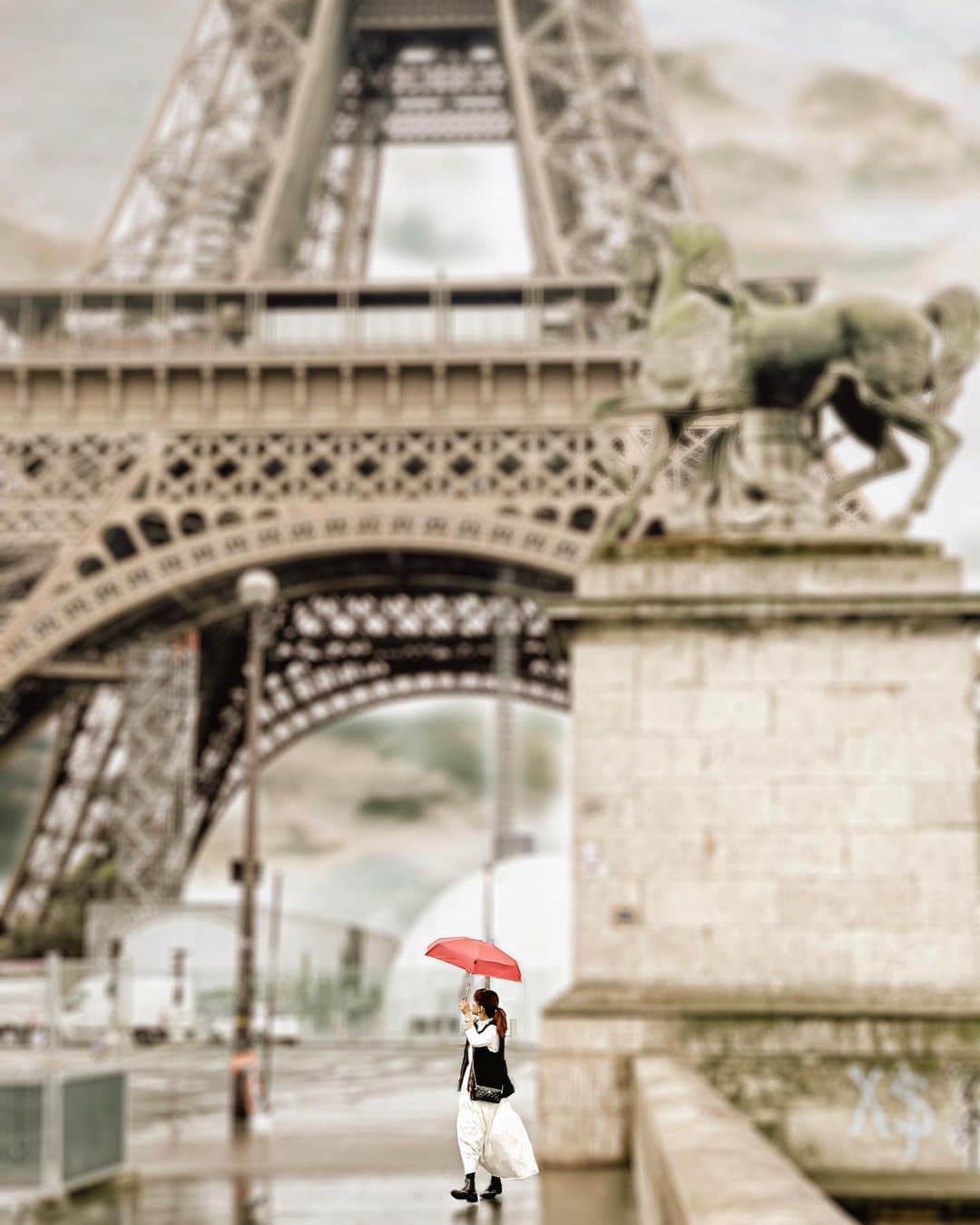 Yukicoさんのインスタグラム写真 - (YukicoInstagram)「𓄼 𓄼𓄼 ☂︎ 𓄼 𓄼𓄼 ｌａ ｔｏｕｒ ｅｉｆｆｅｌ  パリもいいことばかりじゃありません しとしと 雨が降り注ぎます 折りたたみの傘は 常に携帯していました🌂 ‥‥‥‥‥‥‥‥‥‥‥‥‥‥‥‥‥‥‥‥‥‥‥‥‥‥‥‥‥‥‥‥‥‥ #wonderful_place#amazingdestination#architecture_view#postcardsfromtheworld#postcardplaces#prettylittletrips#thisisparis#parisstreetstyle#streetstyleparis#parisienne#paris_bigcity#paris_tourisme#paris_vacations#paris_focus_on#parisianlifestyle#pariscitylove#parisbyday#parisvibes#parisiloveyou#parislovers#parislove#parisfrance#parisfilmes#yukicoinparis#パリ旅行#エッフェル塔#エッフェル塔🇫🇷 #KNIRPS #VELTRA_旅とありがとう  #veltra」10月14日 10時13分 - yukicolifecom
