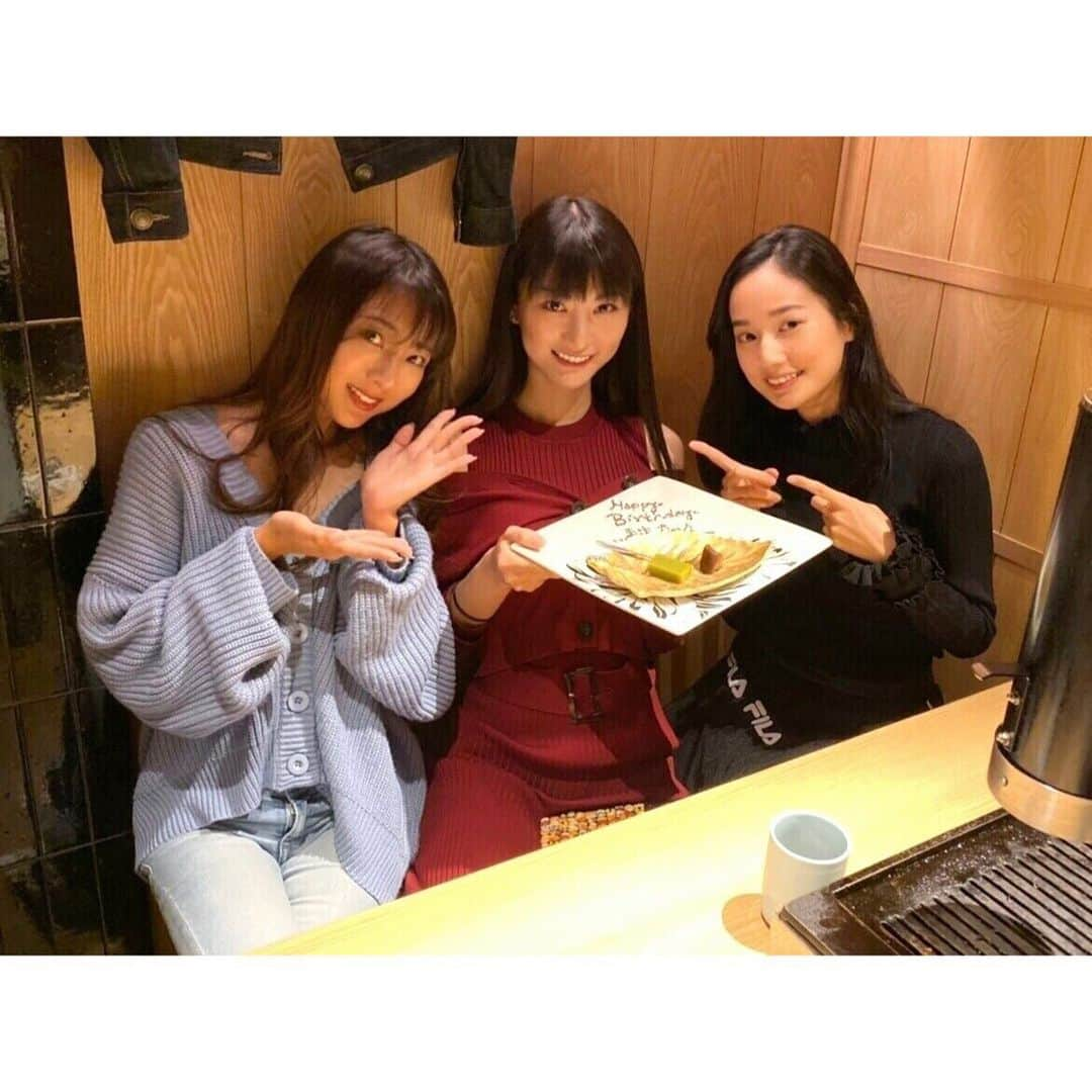 繭さんのインスタグラム写真 - (繭Instagram)「ㅤㅤㅤ ㅤㅤㅤ 大好きなふたりにお祝いしてもらいました😭❤️ ㅤㅤㅤ はじめて3人でごはんに行った日に話が盛り上がりすぎて、 ノンアルコールで朝までロイヤルホストにいたの🤣笑 そこからずっと定期的に会えていてとても嬉しいです💕 ㅤㅤㅤ 3人とも美味しいごはんが大好きなので 美味しそうなお店を見つけると すぐここのグループLINEに送るんですけど ずっと行きたいねって言っていた 築地 焼うお いし川さんに連れていってくれました🐟 全部お店の方が焼いてくださるので焼き加減最高だし、 とにかくなにを食べてもとても美味しい🤤💓 絶対またお伺いしたいお店になりました🙏🏻 ㅤㅤㅤ いし川さんでサプライズしてもらって、 じゃあどこかカフェ移動しよっかって 本当にノリな感じで近くのカフェに入ったら… まさかの2度目のサプライズ😳 全然気付かなかったし、びっくりしすぎてかたまりました😂 素敵なサプライズをふたりで考えてくれたことが感動🥺✨ ㅤㅤㅤ 次の計画も立ててるから またはやく会いたいなぁ💭 ㅤㅤㅤ #followme #followmejp #followjp」10月14日 10時31分 - mayumayu1008