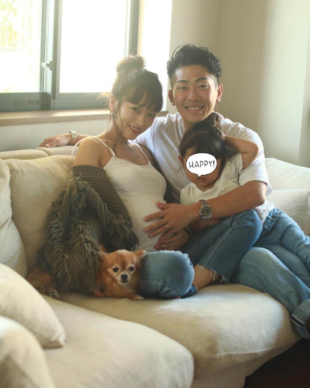 近藤千尋のインスタグラム：「おはようございます🌞  この4人で過ごせる時間は 残り少ないので、、、👶 来月頭には会えるのかなぁ😘 記念に親友カメラマンに 撮ってもらいました📸💖 大きくなったお腹に不思議な顔をする娘。 たまに寂しそうな顔をする娘。 いきなりお姉ちゃんの顔をする娘。 その度に複雑な感情になるけど 沢山沢山抱きしめてます🥺」
