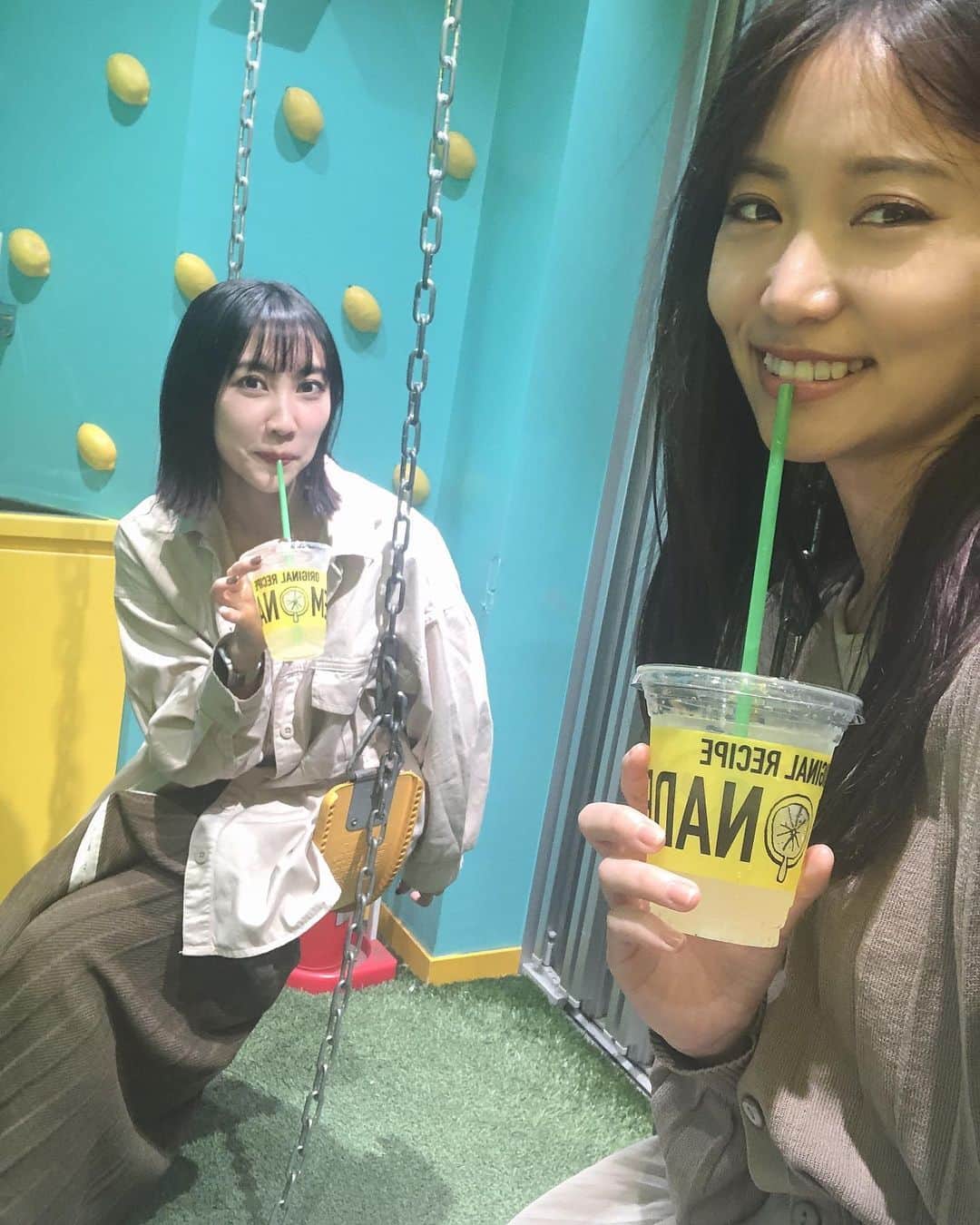 近野莉菜さんのインスタグラム写真 - (近野莉菜Instagram)「ちょいと前にまりちゃんと行った、映えなレモネード店😻🍋 ブランコあった😆」10月14日 10時36分 - chikano.rina