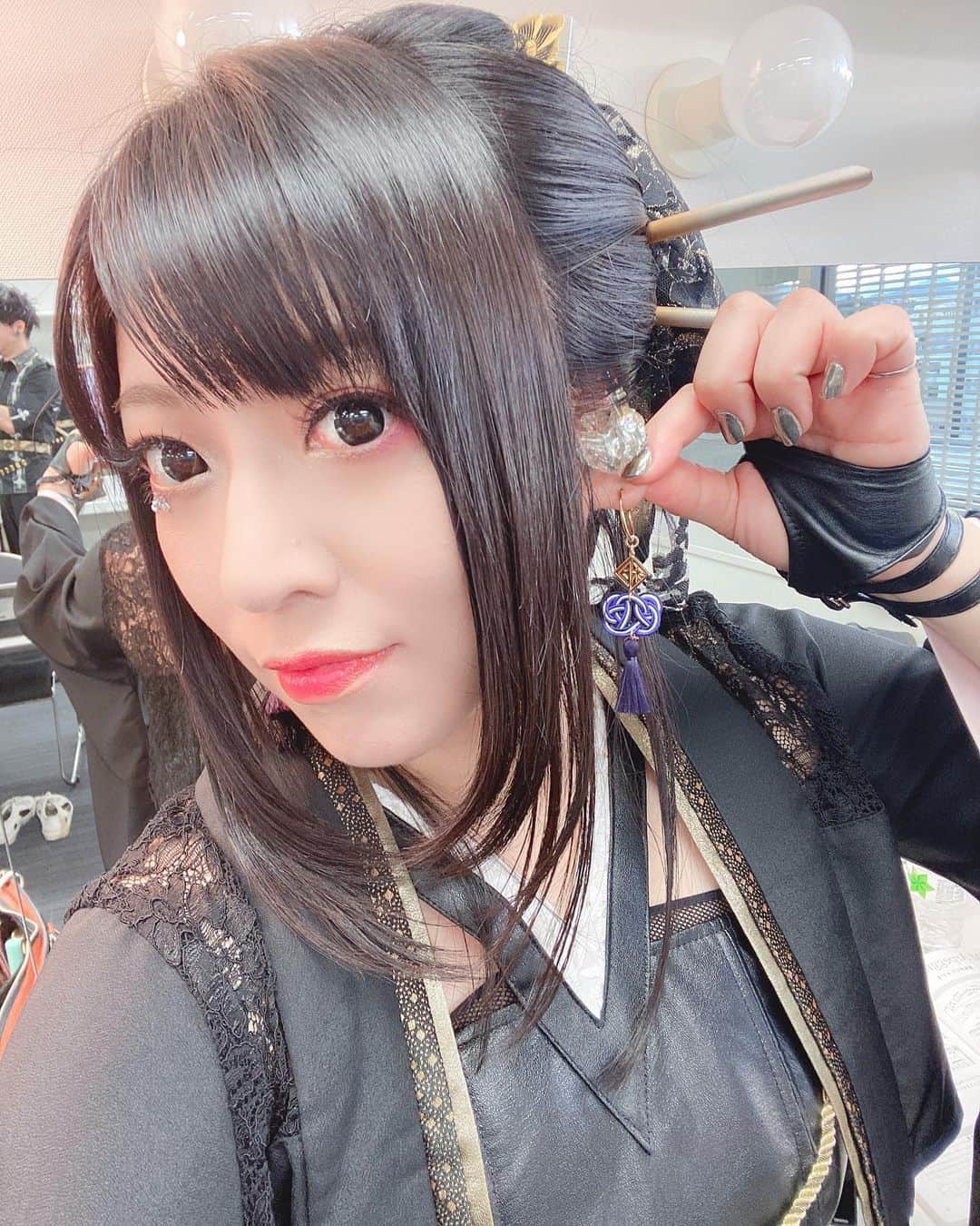 鈴華ゆう子のインスタグラム：「昨日から新規物販も何点か追加。 この水引もアレンジしてピアスに。 そして新デザインの舞扇子。」
