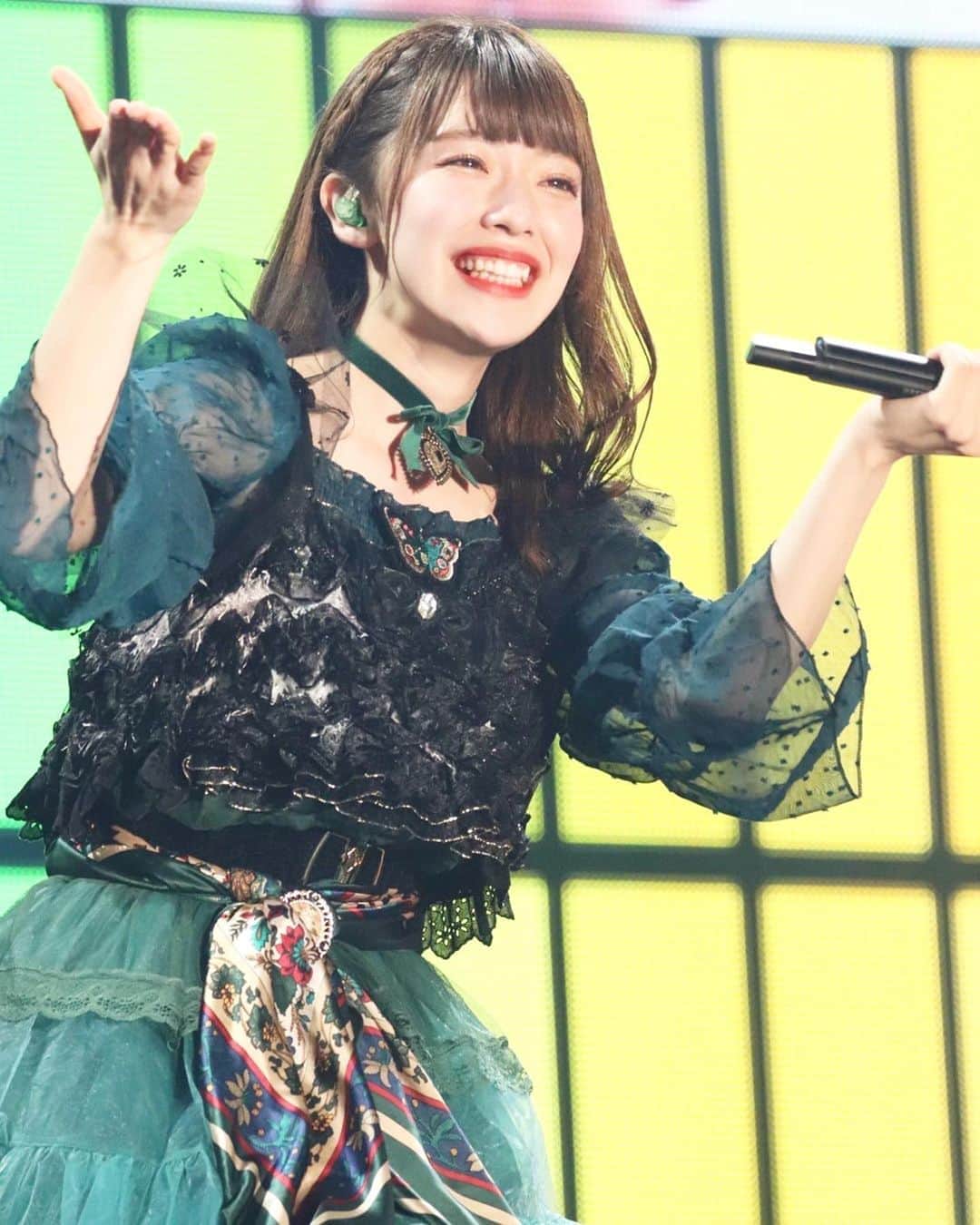 のインスタグラム：「塩見きらちゃん💚 緑担当なのでディープグリーンと黒で大人っぽく上品なイメージで、腰にスカーフ巻いたりなどしました🖤 きらちゃんは色白で笑顔が癒し系だな〜☺️✨ #神宿　#塩見きら」