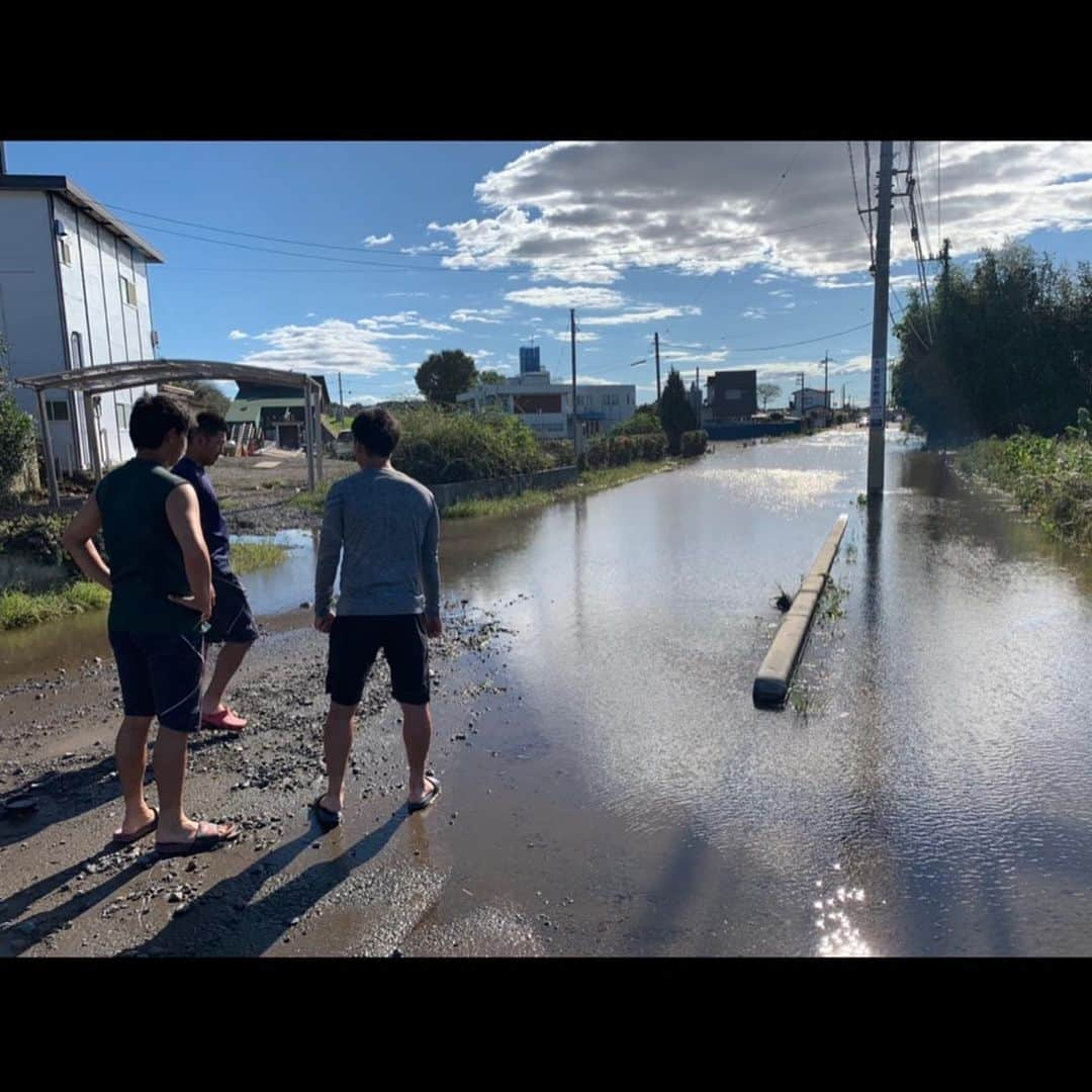 中崎雄太さんのインスタグラム写真 - (中崎雄太Instagram)「今回の台風19号で被害に遭われた方々に心からお見舞い申し上げます。  今回の台風で私の地域でも川が氾濫し、野球部の寮や家に浸水し被害に遭いました。選手は全員避難させ、全員無事ではあったものの部屋の中にあった衣類や野球道具、家財道具がすべて使い物にならなくなってしまいました。避難をしていなかったらと考えると恐怖でしかありません。 そんな中で昨日行われたW杯ラグビーやバレー、プロ野球CS。 スポーツの力は凄いと改めて実感しました。我々エイジェック野球部も地域の方々に勇気や感動を与えられる試合を1試合でも多く届けられたらと思います。 これからもご支援ご声援の程、どうぞ宜しくお願い致します。  #エイジェック野球部 #台風19号 #支援のありがたさ #少しでも選手に野球できる環境を。 #野球をできるありがたみ #被災した方々に勇気を」10月14日 10時54分 - y.nakazaki46