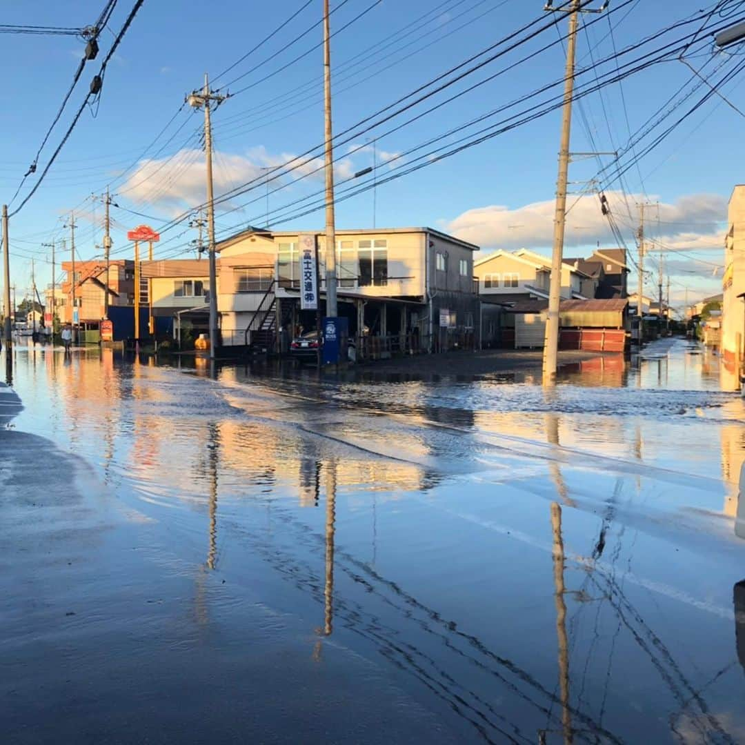 中崎雄太さんのインスタグラム写真 - (中崎雄太Instagram)「今回の台風19号で被害に遭われた方々に心からお見舞い申し上げます。  今回の台風で私の地域でも川が氾濫し、野球部の寮や家に浸水し被害に遭いました。選手は全員避難させ、全員無事ではあったものの部屋の中にあった衣類や野球道具、家財道具がすべて使い物にならなくなってしまいました。避難をしていなかったらと考えると恐怖でしかありません。 そんな中で昨日行われたW杯ラグビーやバレー、プロ野球CS。 スポーツの力は凄いと改めて実感しました。我々エイジェック野球部も地域の方々に勇気や感動を与えられる試合を1試合でも多く届けられたらと思います。 これからもご支援ご声援の程、どうぞ宜しくお願い致します。  #エイジェック野球部 #台風19号 #支援のありがたさ #少しでも選手に野球できる環境を。 #野球をできるありがたみ #被災した方々に勇気を」10月14日 10時54分 - y.nakazaki46