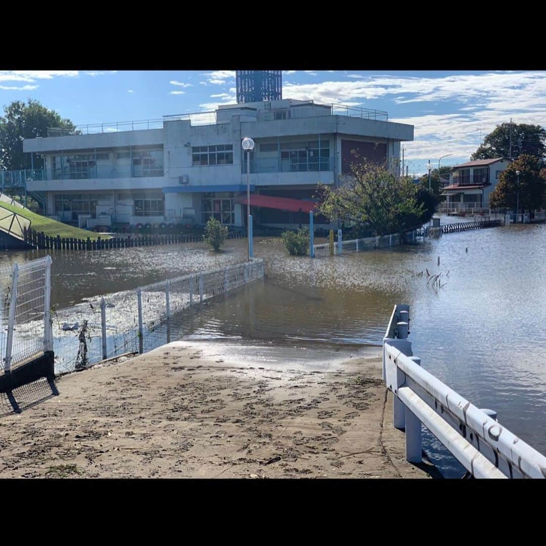 中崎雄太さんのインスタグラム写真 - (中崎雄太Instagram)「今回の台風19号で被害に遭われた方々に心からお見舞い申し上げます。  今回の台風で私の地域でも川が氾濫し、野球部の寮や家に浸水し被害に遭いました。選手は全員避難させ、全員無事ではあったものの部屋の中にあった衣類や野球道具、家財道具がすべて使い物にならなくなってしまいました。避難をしていなかったらと考えると恐怖でしかありません。 そんな中で昨日行われたW杯ラグビーやバレー、プロ野球CS。 スポーツの力は凄いと改めて実感しました。我々エイジェック野球部も地域の方々に勇気や感動を与えられる試合を1試合でも多く届けられたらと思います。 これからもご支援ご声援の程、どうぞ宜しくお願い致します。  #エイジェック野球部 #台風19号 #支援のありがたさ #少しでも選手に野球できる環境を。 #野球をできるありがたみ #被災した方々に勇気を」10月14日 10時54分 - y.nakazaki46