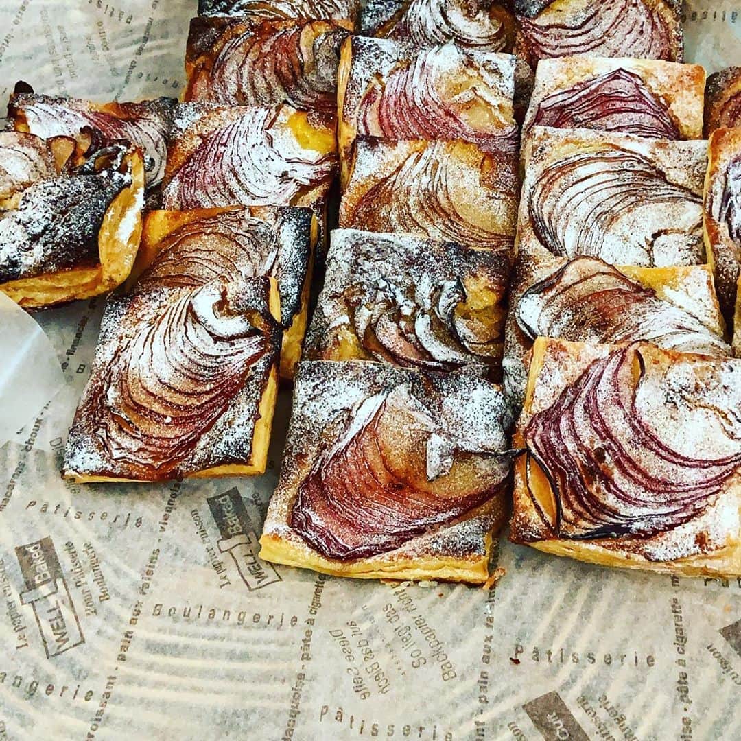 のインスタグラム：「来月オープンする洋食屋さん　kuchibue。お披露目を兼ねて、代官山ヒルサイドテラスで開催中の猿楽祭に出店しているアッコ先生　@attocook68 のミートパイとアップルパイをゲットしに朝イチで押しかける。 昨日、あっという間に売り切れてしまったから前のめりで💦 今日はあいにくの雨ながら、様々なお店が並んで楽しい。 ミートパイはまだ温かくてほっとする優しい味。アップルパイはおやつに頂こう。 来月のオープンが本当に楽しみ。 #坂田阿希子 #kuchibue #猿楽祭 #ミートパイ #アップルパイ #売り切れごめん」