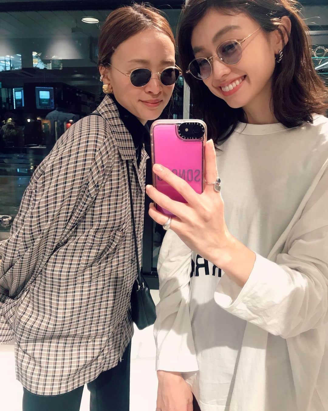 木野園子のインスタグラム：「絶え間なく伝えられる台風情報と台風の恐怖から台風一過の青空を眺めて✨ラグビーの嬉しいニュース🏉そんな中もまだまだ台風の爪痕に苦しむニュースもたくさんあって。今までにない様な天災が起こったり地球はどうなっていくのか🌏何気ない毎日が幸せだということ。そして何気なく過ごさずきちんと意識をして。私たちはどうしていくべきか考えて感謝して忘れないで生きたい。 先日、みぽりん　@miho_cocoa と展示会を巡ってayame @ayame_id @ayame_optical_store でお揃いをオーダーしたときの写真❤らぶー️💋💋💋 #ayame #ayameeyewear #fashion #love」