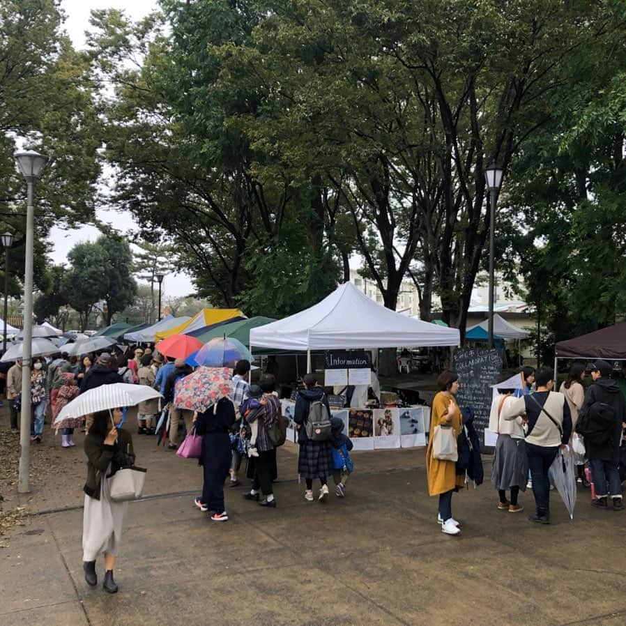 手紙社さんのインスタグラム写真 - (手紙社Instagram)「【「10月14日のもみじ市 in 神代団地」開場しました！】 10月14日のもみじ市 in 神代団地、無事開場しました。続々とお客様がいらして、にぎわってきています。 ▶︎詳しくは @momijiichi2019 プロフィールのリンクより、もみじ市2019公式サイトへ #手紙社 #手紙舎 #tegamisha #もみじ市 #momijichi #多摩川河川敷 #大人の文化祭 #YEARS #もみじ市in神代団地」10月14日 11時20分 - tegamisha