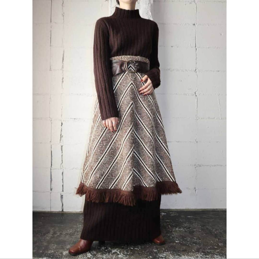 吉祥寺 古着屋 Orfeoのインスタグラム：「Long Knit Dress Style  #orfeo #kichijoji #tokyo #vintage #used #fashion #coordinate #outfit #オルフェオ #吉祥寺 #東京 #古着 #ヴィンテージ #ユーズド #ファッション #コーディネート  掲載商品のお問い合わせはメールにて承っております。コメント、DMでのお問い合わせは受け付けておりませんのでご了承ください。」