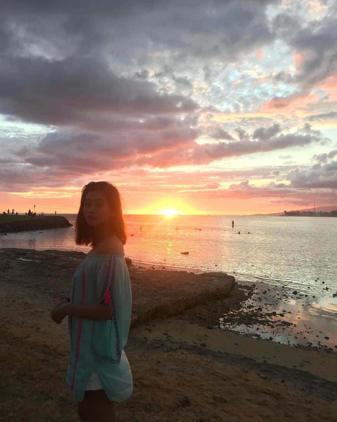 谷川りさこさんのインスタグラム写真 - (谷川りさこInstagram)「綺麗すぎたサンセット 皆様がどうか無事でありますように。 #sunset #sunsetbeach #hawaii  #Oneforeveryoneandeveryoneforone」10月14日 11時28分 - risakoko
