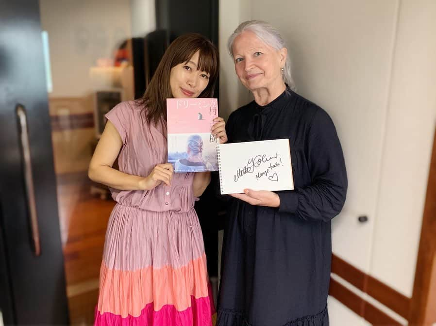 坂本美雨のディア・フレンズさんのインスタグラム写真 - (坂本美雨のディア・フレンズInstagram)「本日の #ディアフレンズ﻿ デンマーク人翻訳家、メッテ・ホルムさんを﻿ お迎えしました✨﻿ ﻿ メッテさんが村上春樹さんの作品を翻訳する﻿ プロセスや日常を描いたドキュメンタリー﻿ 映画「ドリーミング村上春樹」が﻿ 10月19日（土）から公開されます🎬﻿ ﻿ ﻿ 「ねじまき鳥クロニクル」から20年以上に渡って﻿ 村上春樹さんの作品を翻訳されているメッテさんは﻿ 現在、群馬県桐生市に住んでいらっしゃいます。﻿ ﻿ ﻿ 「若いときから日本語の勉強をしていたけれど﻿ 子どもが生まれてから﻿ 30年間は日本に住むことはできなかった。﻿ 子どもが大きくなったいま﻿ 本当の日本語を話すために﻿ 1年ぐらい日本に住んでみたい…﻿ それで翻訳もしやすくなるし﻿ その国の文化をわかるためには﻿ その国に住んでみないとわからない。」﻿ ﻿ ﻿ ――――――――――――――――﻿ 【#森永乳業 #CafeTalk】﻿ ﻿ あなたの地元のおすすめスポットは？＞﻿ ﻿ 「エスルム湖。﻿ （群馬県のおすすめは…）吾妻山！」﻿ ﻿ #デンマーク #メッテホルム #翻訳家﻿ #ドリーミング村上春樹 #村上春樹﻿ #村上RADIO #エスルム湖 #ハムレット﻿ #群馬県 #群馬 #桐生 #吾妻山﻿ #TOKYOFM #JFN﻿ #今日のひとこと #全国38局ネット﻿ #radiko #radikoタイムフリー でお聴き下さい🙇✨﻿」10月14日 11時30分 - dearfriends80