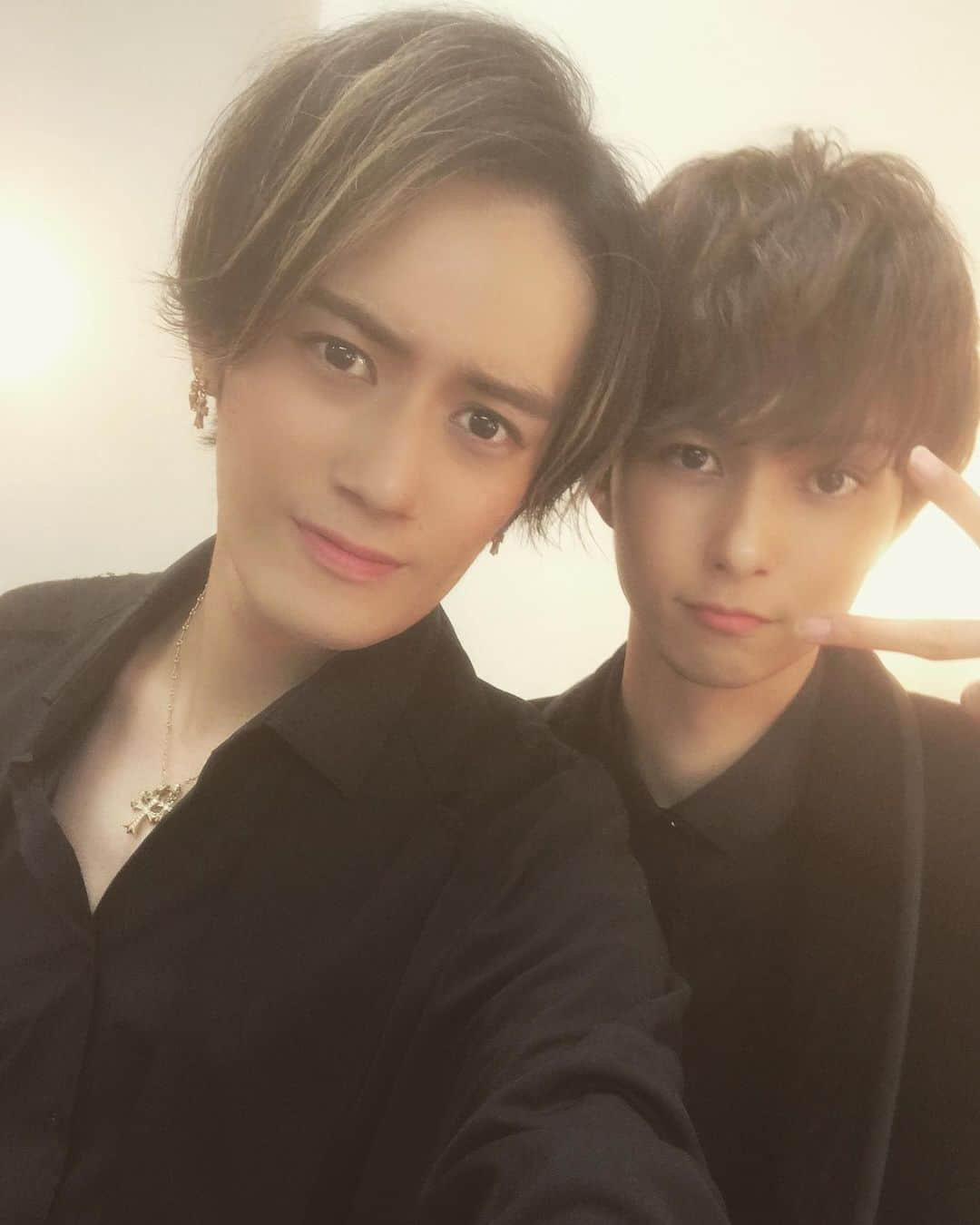 山口智也さんのインスタグラム写真 - (山口智也Instagram)「8.11で着た黒衣装アップしてなかったから今更アップします！  写真はアスナルで着た時の写真です。  黒ってなんか引き締まるし雰囲気でる感じがいいですよねー。  優貴くんとの2ショットも！  早くsolidemoに戻れるように僕らもパワーアップして戻れるように舞台頑張ります！  #solidemo #tomoya #yuki #フラガール #naruto」10月14日 11時36分 - tomoyamaguchi