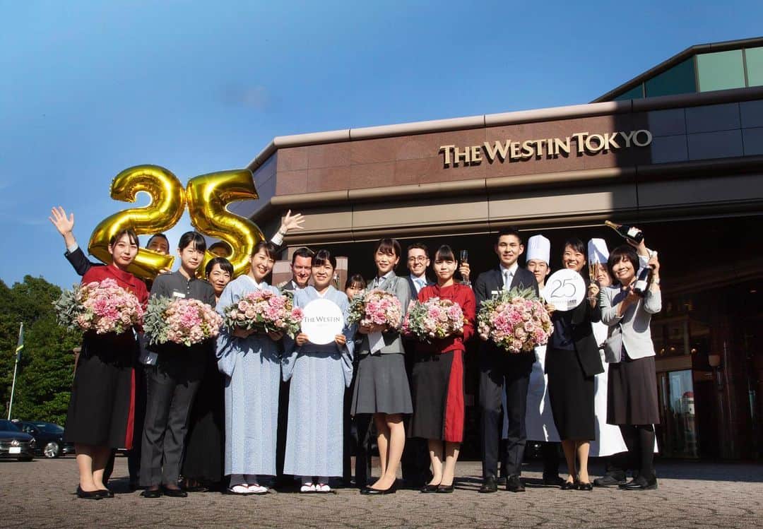 THE WESTIN TOKYO | ウェスティンホテル東京さんのインスタグラム写真 - (THE WESTIN TOKYO | ウェスティンホテル東京Instagram)「ウェスティンホテル東京は本日2019年10月14日に開業25周年を迎えました。 1994年の開業以来、ご愛顧いただいたお客様、そしてパートナーやアソシエイトの皆様に心より感謝申し上げます♥️ 1994年、至高のホスピタリティをコンセプトとした外資系ラグジュアリーホテルの草分けとして誕生しました。四半世紀にわたり、心から安らぎ、活力にあふれ、『最高の自分に出会える場所』となるホテルを目指し、多くのお客様をお迎えしてまいりました。  わたしたちウェスティンホテル東京は、新しい時代に向け、さらに思い出深く美しい歩みをお客様とご一緒できますよう、スタッフ一同こころより楽しみにお待ち申し上げております。 ...... 2019 is a year of hope and excitement as we step into our new era – and today on October 14th, we are also celebrating the 25th anniversary of The Westin Tokyo🎉 We would like express our heartfelt gratitude to all our loyal guests, beloved Ebisu community, supportive partners and dedicated associates for the tremendous support and being a part of this journey over the last quarter century♥️ 25 years of The Westin Tokyo, 25 years dedication to well-being - our commitment has always been empowering our guests to rise to the occasion, and to be at their very best selves on the road.  We all look forward to the pleasure of welcoming you to The Westin Tokyo to craft beautiful memories with you in the years to come✨ ...... #ウェスティンホテル東京 #ウィスティンホテル #ウェスティン #ホテル #日本 #東京 #ウェスティン東京25周年  #WestinTokyo#westinhotel#thewestintokyo #westin#hotel #tokyo #WestinTokyo25th #hotellife #beautifulhotels #travelandleisure #besthotels #luxurytrip #luxurydestination #WestinTokyo25th #LetsRise」10月14日 11時39分 - westintokyo