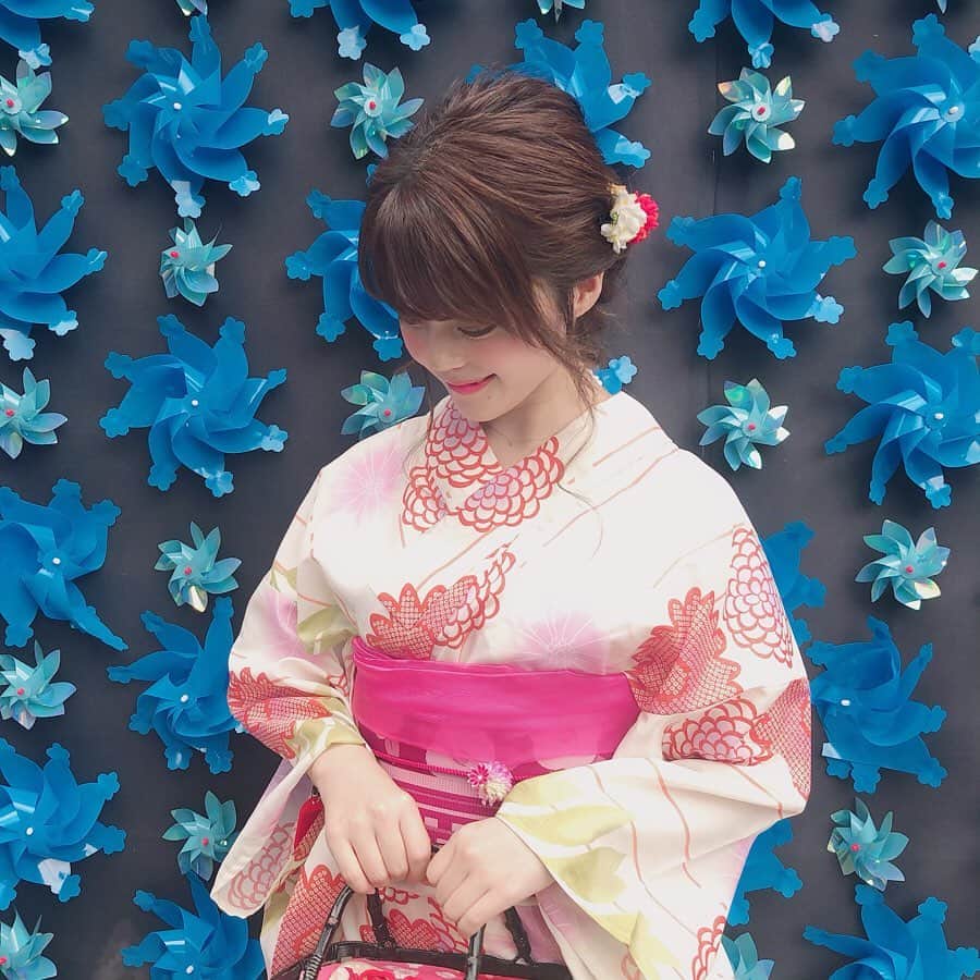 山田あかりさんのインスタグラム写真 - (山田あかりInstagram)「お久しぶりです☺️♥️﻿ ﻿ みなさん、台風大丈夫でしたか？﻿ 私の住んでるところはハザードマップ赤で案の定避難通知が出ましたが、猫ちゃんは一緒に避難できないと判断しおうちにいました( ´･ω･`)﻿ ﻿ 猫ちゃんも外の異常な音に何かを察したみたいで猫用の移動バックに入ったり私の傍にぴったりくっついていました😢﻿ ﻿ 地元の川越が氾濫し、親戚のおばあちゃんが何組か住んでいて独居の80代のおばあちゃんもいたので心配でしたが連絡がとれて無事で安心しました。﻿ みなさんの無事を心より願ってます😢﻿ ﻿ また、自衛隊、消防、役所、警察や医者、看護師などの医療従事者の方お疲れ様です。﻿ ﻿ 役所で勤務をして帰り道に川の氾濫に巻き込まれてなくなってしまった若い方もいると聞き胸が痛くなり、他にも車の中で1人で亡くなった方もいらっしゃるということで孤独の状況下で水が増えていってどれだけ不安で怖かったかなと思うと、とても悲しくなります。﻿ ﻿ ﻿ 「そんなに災害に備えてどこの地域に住んでるの？🙄」とDMを頂きましたが、どこの地域に住んでいても災害に備えるのはとても大切なことだと思っていて、災害はいつどこでどのような風に起きるかわかりません。﻿ ﻿ ﻿ 現に竜巻や地震なども同時に起きました。﻿ ﻿ 今回は気象庁が緊急会見をしてくれたことで多くの方が事前に備えられましたが、毎回とはいかないと思います。﻿ ﻿ 準備も自分のためとは思わないです。﻿ 例えば近所のおばあちゃんが足腰が悪く備えられなかった場合、ご飯を配ったりすることだって出来ます。﻿ ﻿ 今回使わなかったとしても、備えあれば憂いなしですよd(˙꒳​˙* )﻿ ﻿ ﻿ 昨日は暑く、今日は寒いのでみなさん体調には気を付けましょう☺️﻿ ﻿ 今日からまた更新したいと思うのでよろしくお願いしますm(_ _)m﻿ ﻿ #いいね #いいね返しは絶対 #좋아요반사 #좋아요태러 #인친황영 #浅草  #浴衣 #着物 #浅草 #浅草着物レンタル #浅草着物 #浴衣ヘアアレンジ #浅草浴衣レンタル #浴衣レンタル #風車 #インスタスポット #ピンクの浴衣 #着物モデル #浴衣モデル #台風 #浅草インスタスポット #浴衣ヘア #ビジョビ」10月14日 11時40分 - akari030201