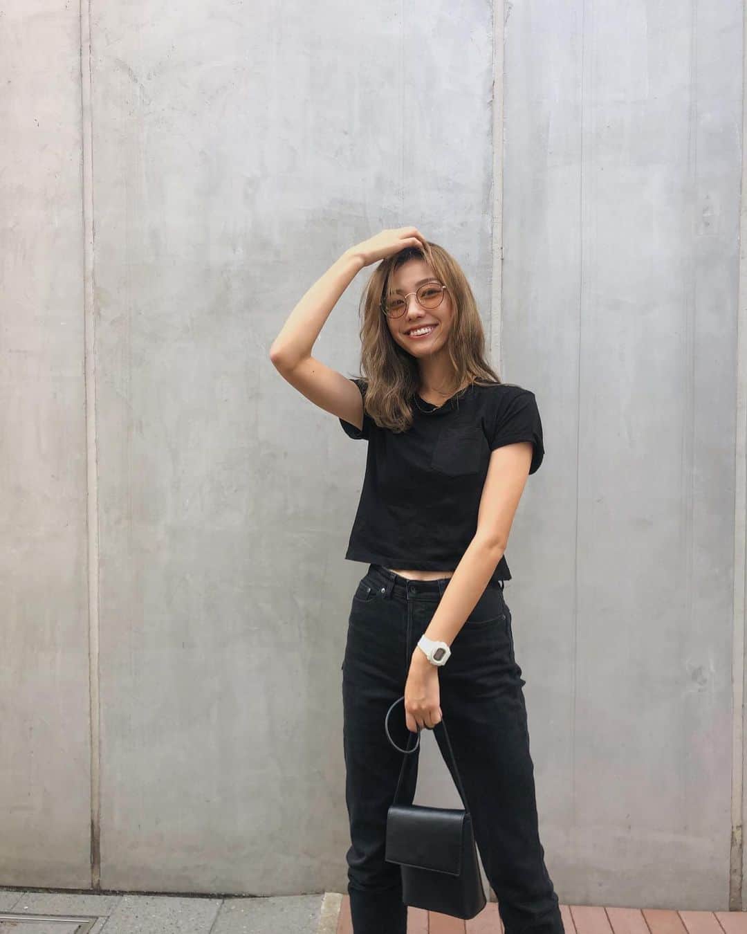 岩崎志保のインスタグラム：「この日はウォッチ以外を全て黒でカジュアルにまとめてみた日。 普段あまり時計をつけることがないけどそんな私でもゴツゴツ感とか気にならなかったかなぁ、BABY-Gってフォルムもカラーも可愛いよね！スポーツミックスなファッションやワントーンコーデとかにも馴染みそう🧸  #BABY_G 　#ellegirlpromotion」