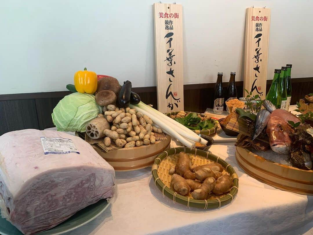 鈴木海那さんのインスタグラム写真 - (鈴木海那Instagram)「千葉さんがの試食会に参加させていただきました！  千葉さんがとは？？？と思った方も多くいらっしゃると思います🤔💭 千葉市の創作郷土料理で、細かく切った魚や肉の身に、みそ・しょうが・ねぎ・大葉と千葉名産の落花生を加えて、粘りが出るまで包丁でたたいて作った「なめろう」を、生、焼き、揚げ、または煮たものです！  美食のまちづくりをめざして、千葉の名だたる飲食店が独自の個性とアイデアを凝らして生み出した千葉市でなければ食べられない郷土料理の創作プロジェクトが10月1日よりスタート致しました🍴  千葉市の専用ホームページからお店やメニューがご覧いただけますので是非チェックしてみてください！  天ぷらなどの和食、パスタやピザなどの洋食、同じものでも全く違う感覚で楽しめました✨✨ どれも美味しかった〜〜😋 是非皆さんもお召し上がりください🥰🙏 #千葉さんが #千葉 #千葉グルメ #千葉市 #創作郷土料理　#千葉郷土料理  #千葉名産　#落花生 #なめろう　#美食の町 #美食の町千葉　#千葉市観光pr大使 #千葉シティ観光pr大使 #japan #chiba #pr」10月14日 11時52分 - suzuki_miina