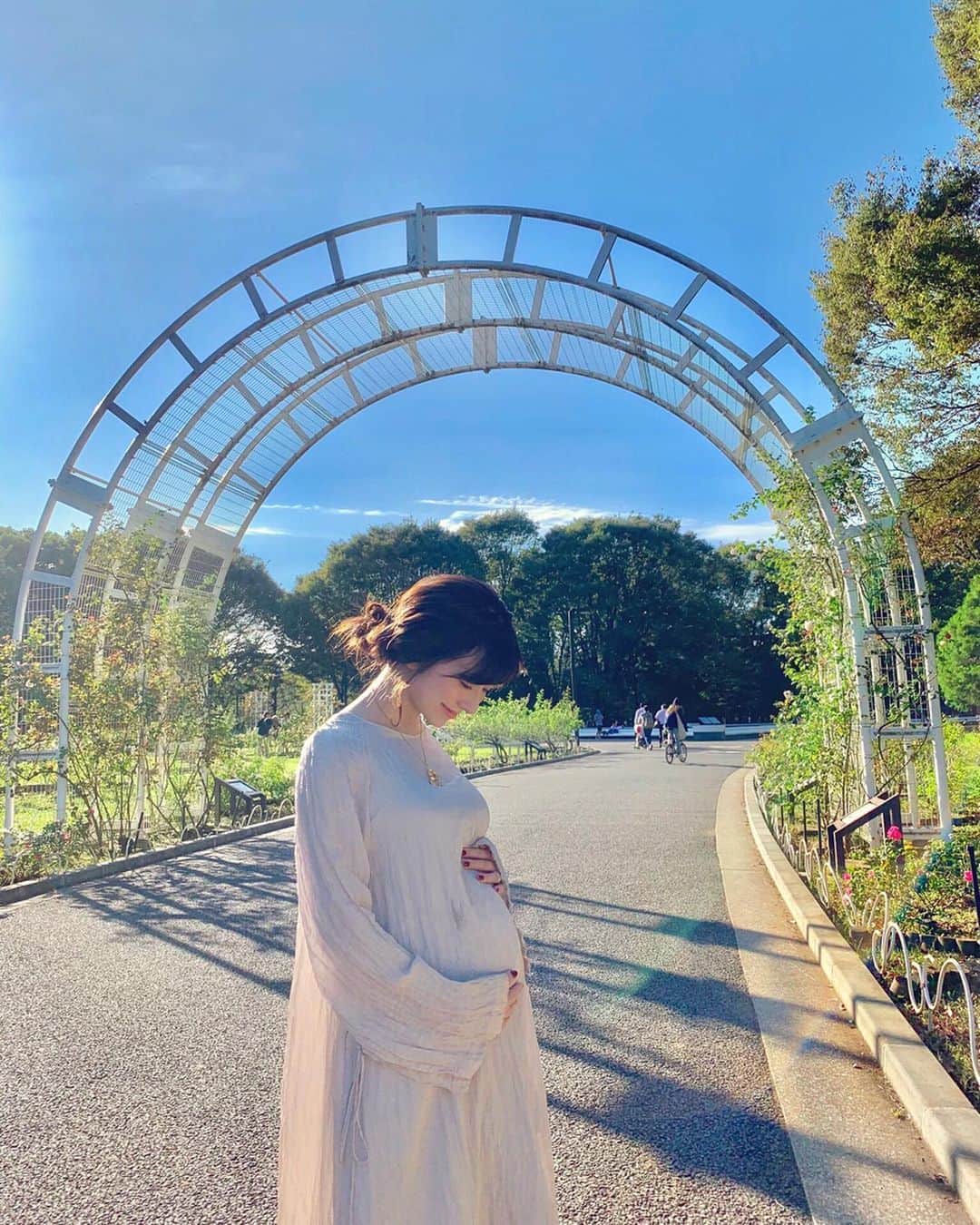 のインスタグラム：「・ こんにちは🍀 台風の影響はみなさん大丈夫ですか？ 私が住んでいるところは停電、浸水などは平気でしたが 対策、準備は前日からかなりしていたものの いざ強い風の音が続いたり 雨が窓ガラスに打ち付けると 本当に不安で、怖かったです。。 被害に遭われた地域のニュースを見て これ以上大きくならないことを祈るばかりです。 ・ こんな時に私ごとになってしまいますが 10月12日に30歳になりました。 そして母になります！ 温かく見守っていただけたら嬉しいです。 よろしくお願いします🍀 佐彩」