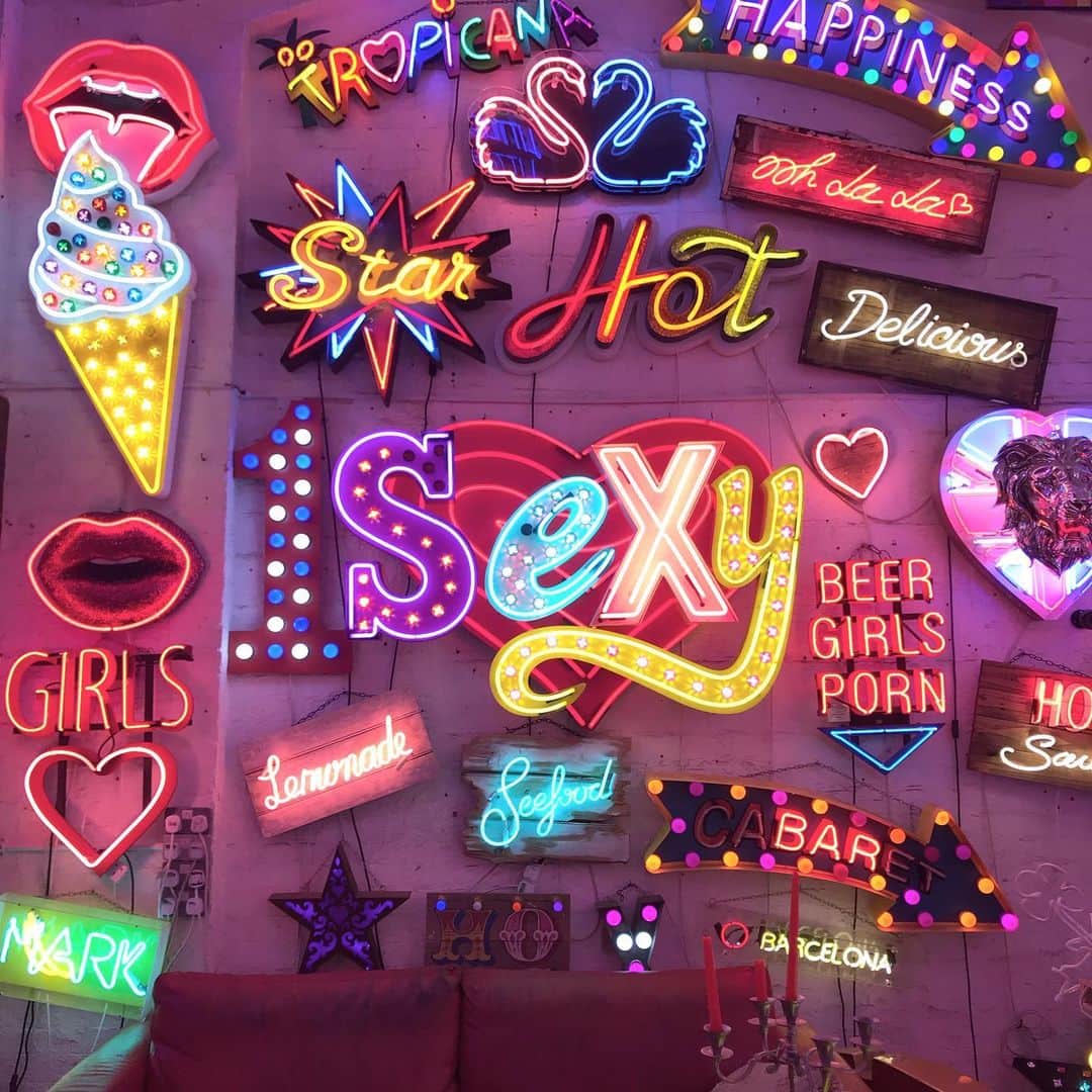 KUNIKAのインスタグラム：「Wonderland of neon sign🌈🔥🍦🦁💋 @godsownjunkyard」