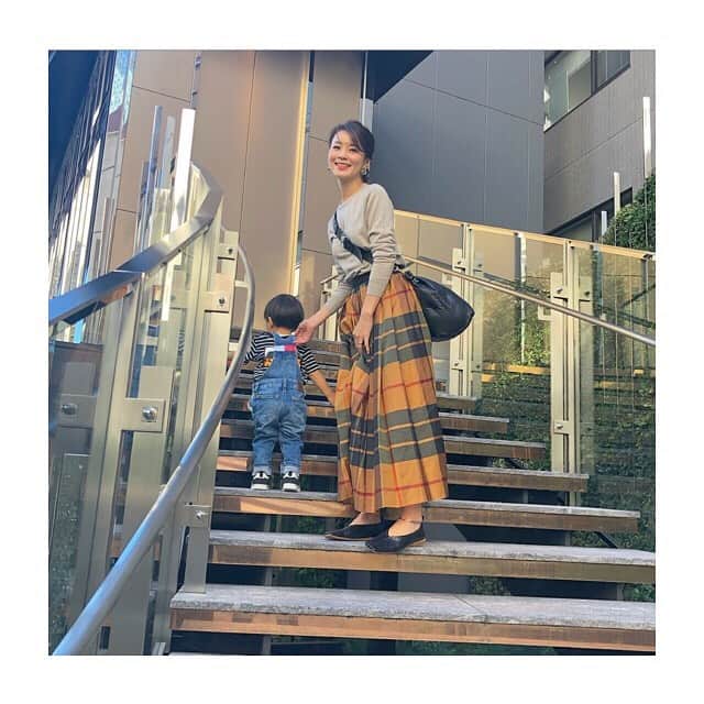 秋元玲奈さんのインスタグラム写真 - (秋元玲奈Instagram)「昨日は台風が嘘のような、晴天。 これ以上、被害が拡大しませんように。  やっと外に出られて大興奮の息子 。階段があるとどこでも上ってしまう。そしてなかなか戻ってくれない😅 #前に進まない散歩 #寄り道大好き」10月14日 12時16分 - rena_akimoto