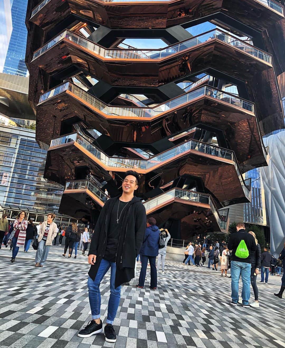 ヒューバートのインスタグラム：「30 photos later............. Finally got to see this monstrosity up close! 📸: @nero.cavafy」