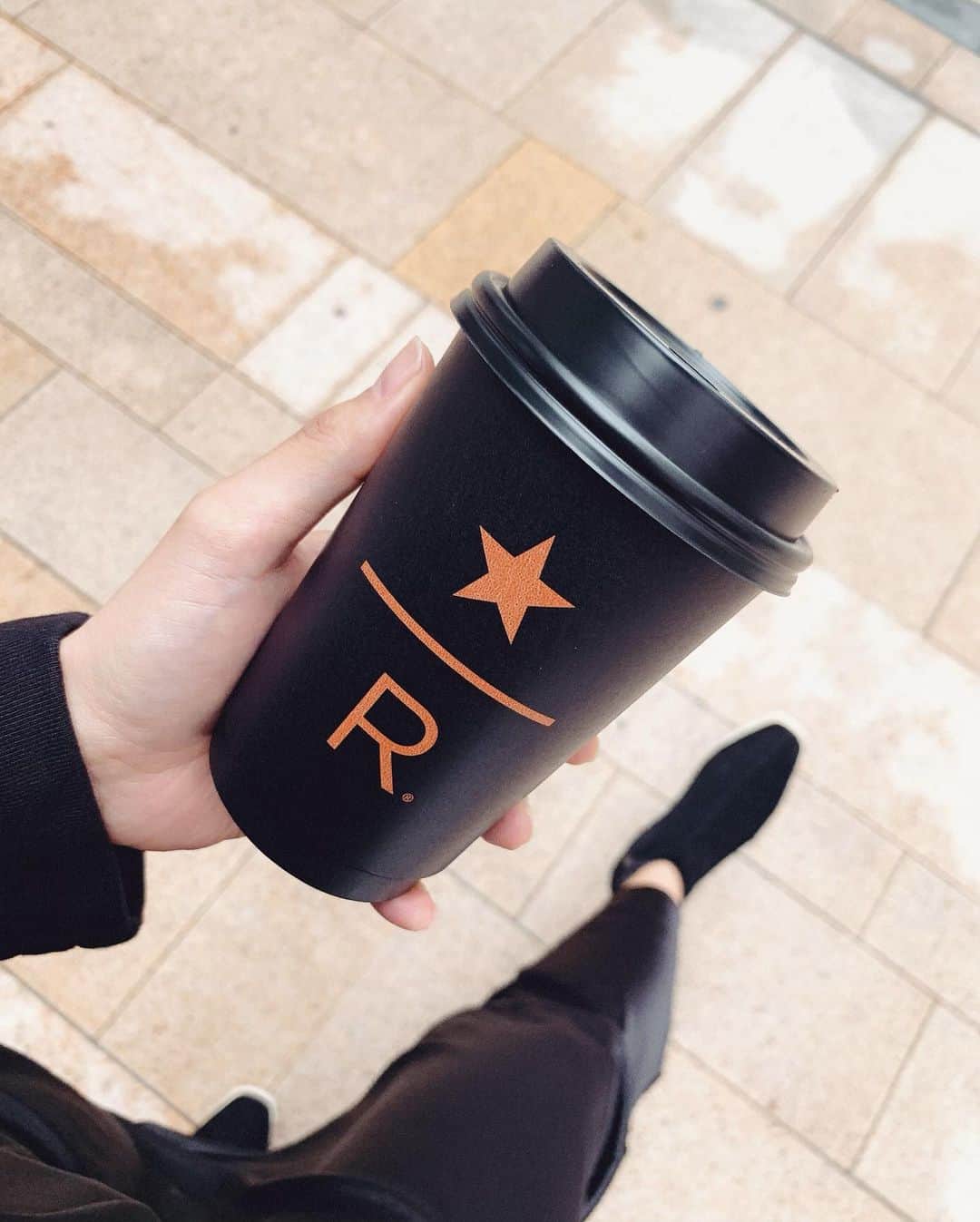 木南清香さんのインスタグラム写真 - (木南清香Instagram)「おはようございます☕️ ・ ・ 今朝、寒くて、 ホットコーヒー☕️ 全身、#ブラックコーデ 🖤 ・ このカップ、かっこいい。 #☕️ #morningcoffee  #starbucksreserve」10月14日 12時39分 - kinami_sayaka