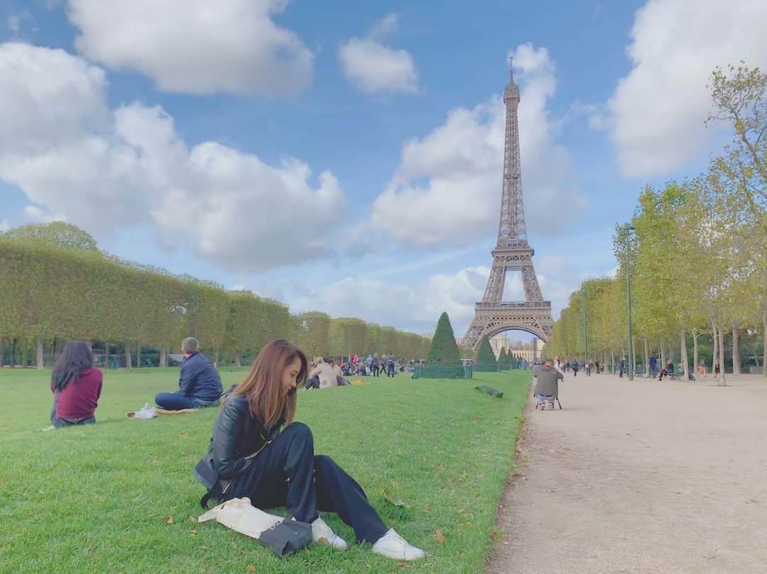 のインスタグラム：「. Paris 昨日なんとか帰国しまして おは朝に間に合いましたっ♬︎ 今朝もありがとうございました！ 今日からまたがんばります( ¨̮ ) よろしくお願いします♡ . #おはよう朝日です #エレクトーン #paris #パリ旅」