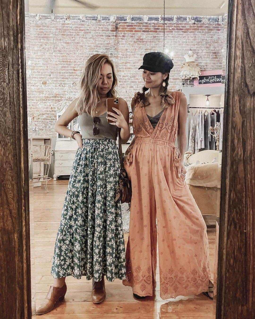 Manamiのインスタグラム：「👭 宮本姉妹と過ごした休日🌴💕 ㅤ tops @trunc88_official skirt @cavezarosso boots @longbeach_tokyo」