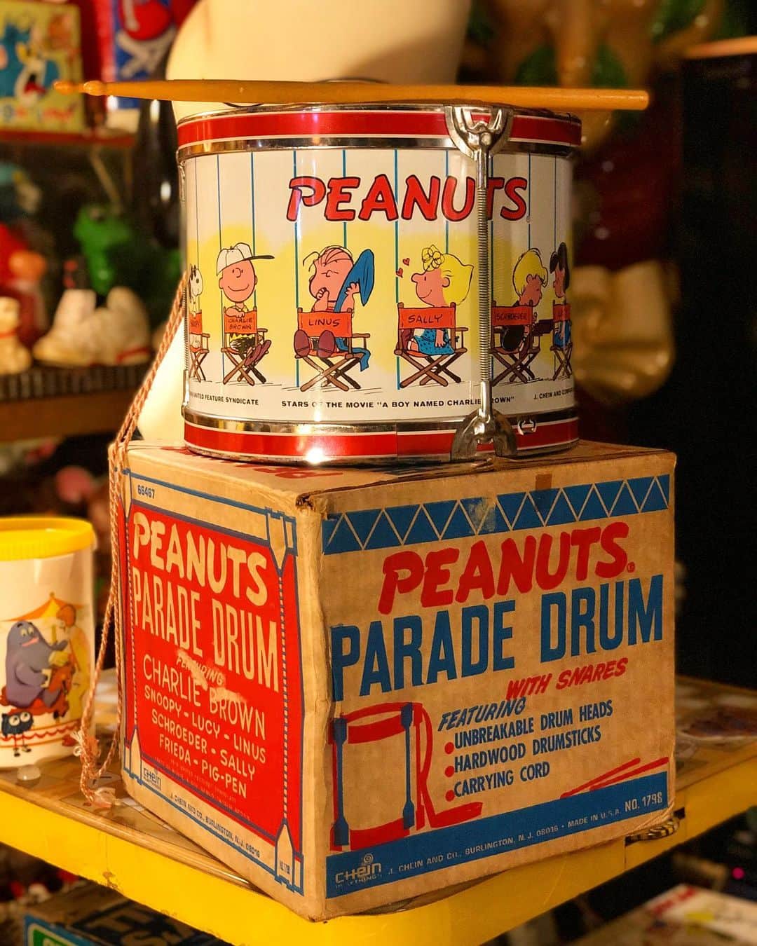 大川知英のインスタグラム：「69's Peanuts Parade Drum🇺🇸 これ欲しかった👨🏽‍✈️テンションが64ビート🥁 ギター作ってくれないかな👨🏽‍✈️Upi-❗️ #peanuts#paradedrum#69s#撃カワ #ドラム#ギター作りたい#amecajiboys  #takatsubase #アメトイ部」
