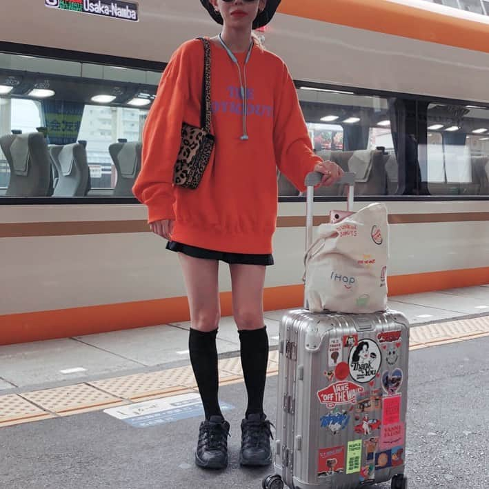 瀬戸あゆみさんのインスタグラム写真 - (瀬戸あゆみInstagram)「#ayumi_outfit 🧡💜 移動は楽チンなかっこで。」10月14日 18時29分 - setoayumi