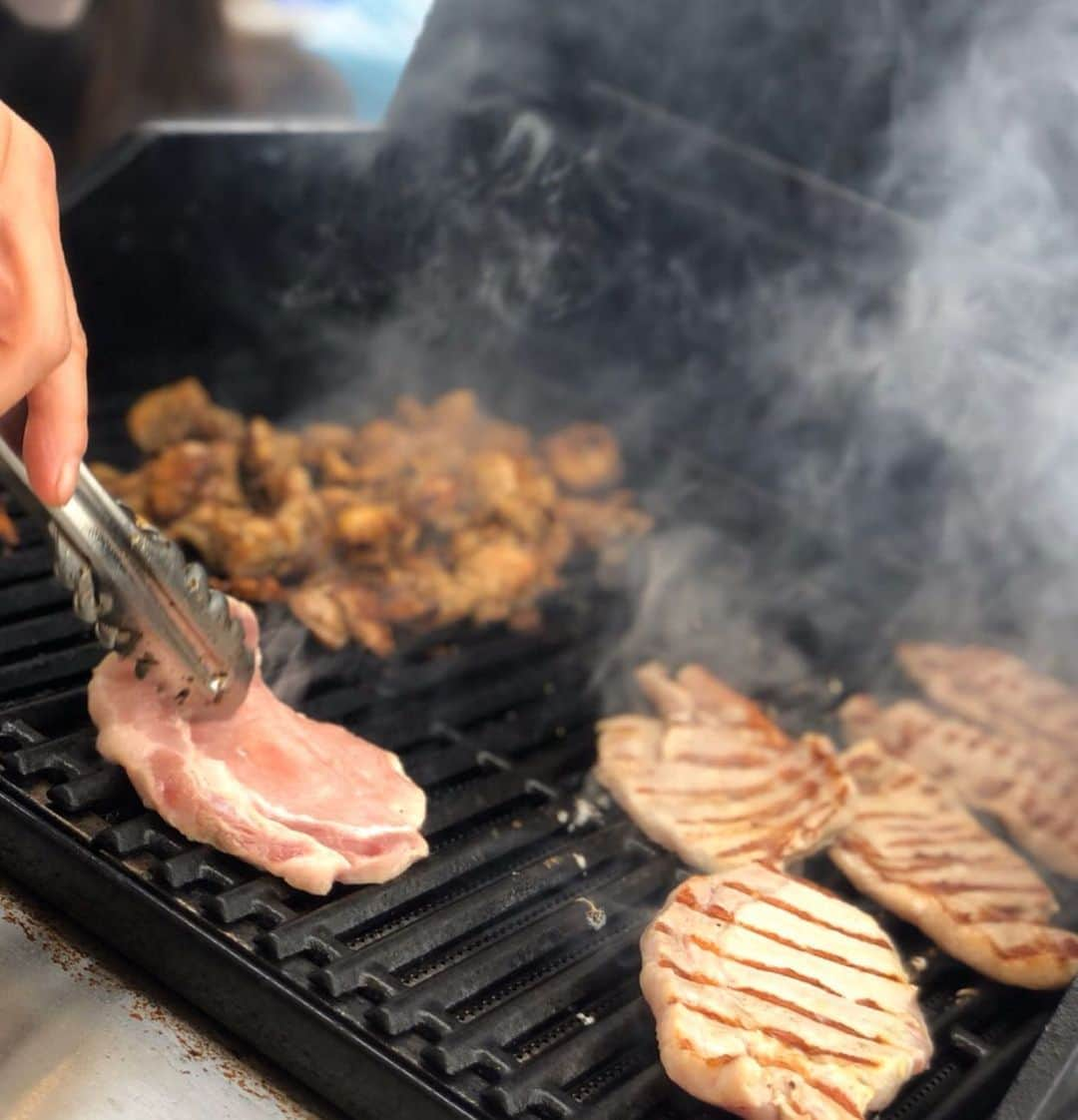 相沢まきさんのインスタグラム写真 - (相沢まきInstagram)「お友達から誘ってもらい、THE BBQ BEACH スポル品川にて贅沢な時間を😁✨ 娘は主人にお願いして、BBQしながらお昼から美味しいお酒を🙏←呑む気満々で置いて来た👶😂🙏 週末、台風で緊張した時間を過ごしていたので気持ちが癒されました✨  きぬさら @kinusara_official というまっこりがあっさりしていて酸味のバランスが絶妙で美味しかったです😊 食物繊維と乳酸菌の宝庫で、栄養はあるのに低カロリーとかお酒なのに美容や健康にも良いとか素敵😍 寝かしつけが終わってからのご褒美タイムの楽しみが増えました✨  #1枚目 #大人と子供のテンションの差 #4枚目 #お肉を焼き #5枚目 #煙にむせる  #きぬさら #乳酸菌のお酒 #thebbqbeach #スポル品川大井町」10月14日 18時30分 - maki_aizawa0414