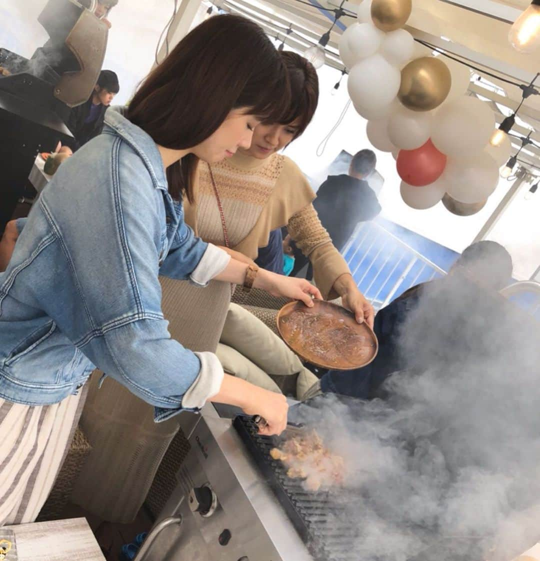 相沢まきさんのインスタグラム写真 - (相沢まきInstagram)「お友達から誘ってもらい、THE BBQ BEACH スポル品川にて贅沢な時間を😁✨ 娘は主人にお願いして、BBQしながらお昼から美味しいお酒を🙏←呑む気満々で置いて来た👶😂🙏 週末、台風で緊張した時間を過ごしていたので気持ちが癒されました✨  きぬさら @kinusara_official というまっこりがあっさりしていて酸味のバランスが絶妙で美味しかったです😊 食物繊維と乳酸菌の宝庫で、栄養はあるのに低カロリーとかお酒なのに美容や健康にも良いとか素敵😍 寝かしつけが終わってからのご褒美タイムの楽しみが増えました✨  #1枚目 #大人と子供のテンションの差 #4枚目 #お肉を焼き #5枚目 #煙にむせる  #きぬさら #乳酸菌のお酒 #thebbqbeach #スポル品川大井町」10月14日 18時30分 - maki_aizawa0414