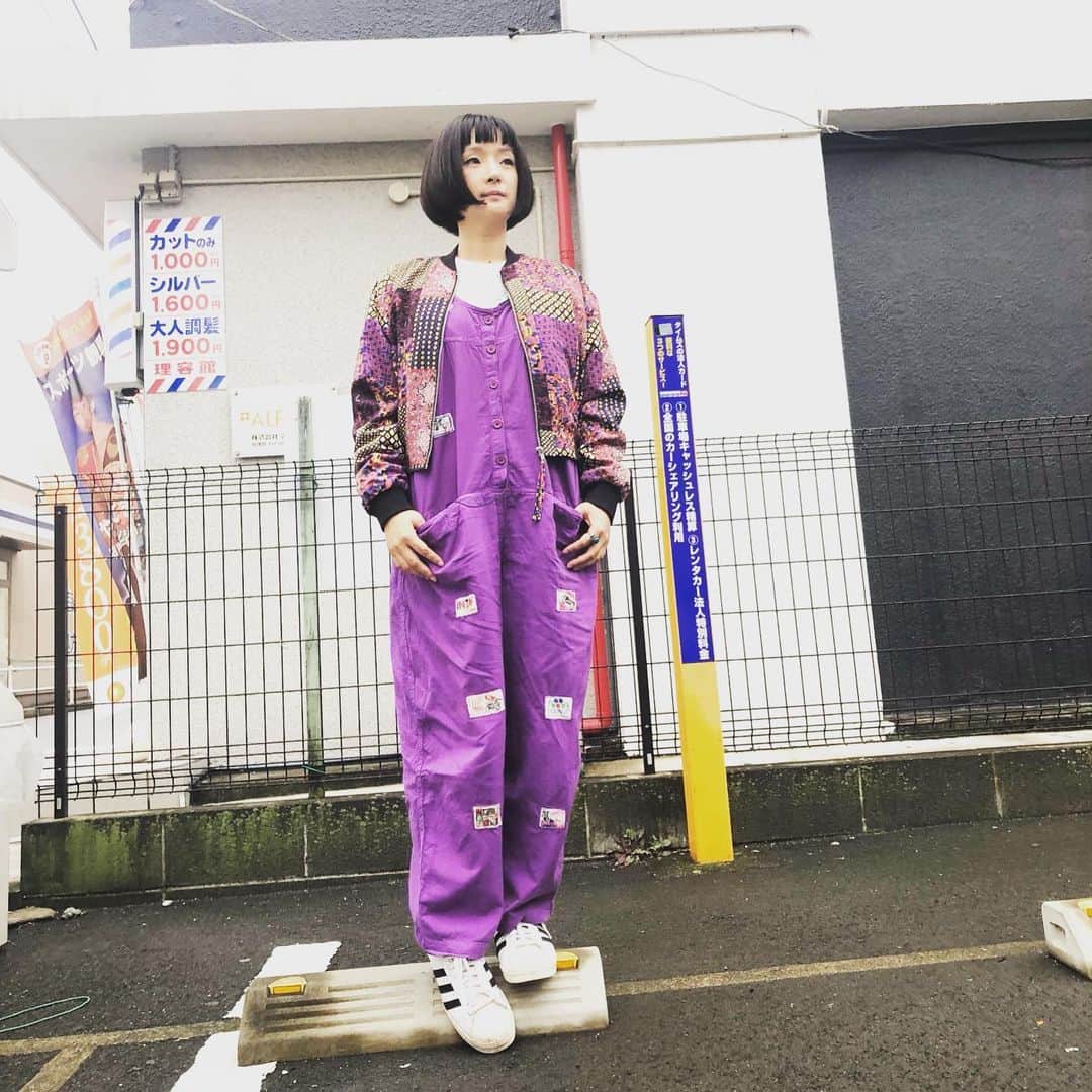 千秋さんのインスタグラム写真 - (千秋Instagram)「ロケ衣装は、この前大阪のアメリカ村で買った紫のオールインワンと青い小花柄のサーマルにmonkiの派手柄薄手ブルゾンを合わせて古着メイン。 2枚目、わたしの上着の着方なに。  #古着 #オールインワン #サーマル #monki #adidas #古着好き #古着コーデ （年季の入った） #古着女子 （このタグなんかはずかしい） #古着 #古着好き #古着コーデ #古着ファッション #古着女子 #古着mix #古着千秋 #古着」10月14日 13時06分 - chiaki77777