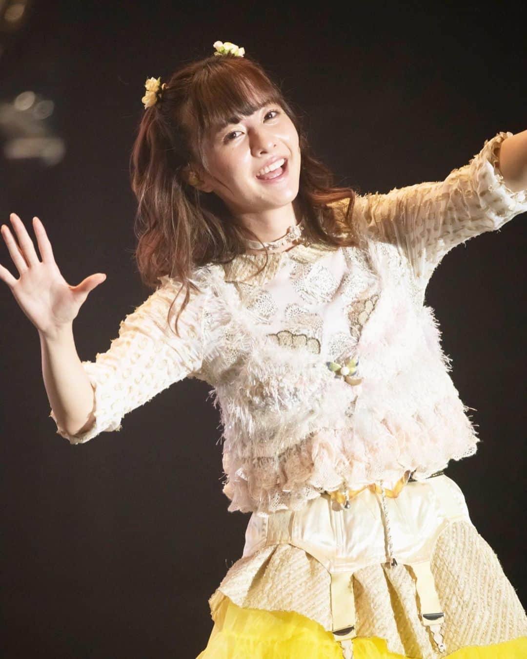 のインスタグラム：「羽島みきちゃん💛 黄色担当なのですがゴールドと生成りをベースにパニエだけカナリアイエローで派手になり過ぎないようにしました🌟🌼💫 頼りにならない最年長リーダーことみきちゃん…笑！最年少かと思うくらいのパワーとピュアさでめちゃくちゃ元気もらいました☺️ 神宿衣装紹介終わり💫またどこかで着る機会あれば良いな…✨ #神宿　#羽島みき」