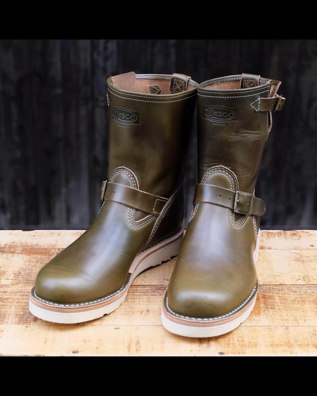 ウェスコさんのインスタグラム写真 - (ウェスコInstagram)「. ~Horween Forest Green Leather~ 期間限定生産のレザーカラーとして、ホーウィン社のフォレストグリーンを使用したカスタムブーツのオーダーを受付します。プルアップのカウハイドで、厚み5.5~6oz。深みのあるアースカラー(自然色)といえる色合いで、ウエスコブーツの雰囲気にもピッタリなレザーです！ ※受注期間は年内(2019年12月末まで)となります。 . #WESCO #ForestGreen #Horween #期間限定レザー #madeinusa🇺🇸 #oregon #scappoose #wescojapan #wescoebisu #wescosetagaya #wescokanazawa #フォレストグリーン」10月14日 13時27分 - wesco_japan