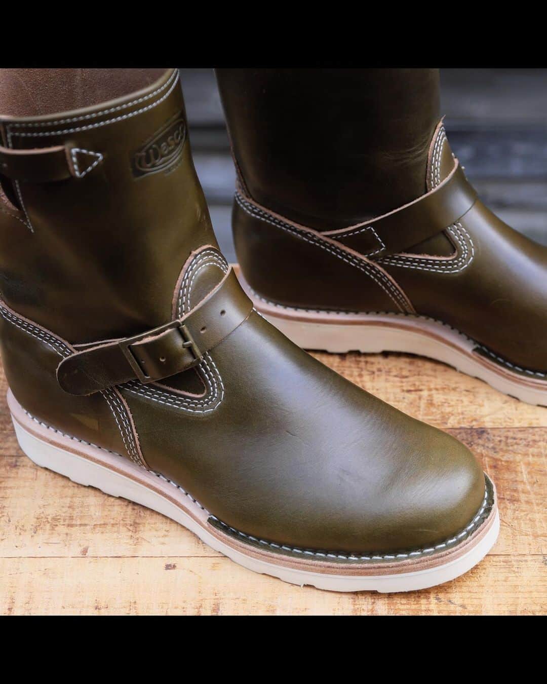 ウェスコさんのインスタグラム写真 - (ウェスコInstagram)「. ~Horween Forest Green Leather~ 期間限定生産のレザーカラーとして、ホーウィン社のフォレストグリーンを使用したカスタムブーツのオーダーを受付します。プルアップのカウハイドで、厚み5.5~6oz。深みのあるアースカラー(自然色)といえる色合いで、ウエスコブーツの雰囲気にもピッタリなレザーです！ ※受注期間は年内(2019年12月末まで)となります。 . #WESCO #ForestGreen #Horween #期間限定レザー #madeinusa🇺🇸 #oregon #scappoose #wescojapan #wescoebisu #wescosetagaya #wescokanazawa #フォレストグリーン」10月14日 13時27分 - wesco_japan