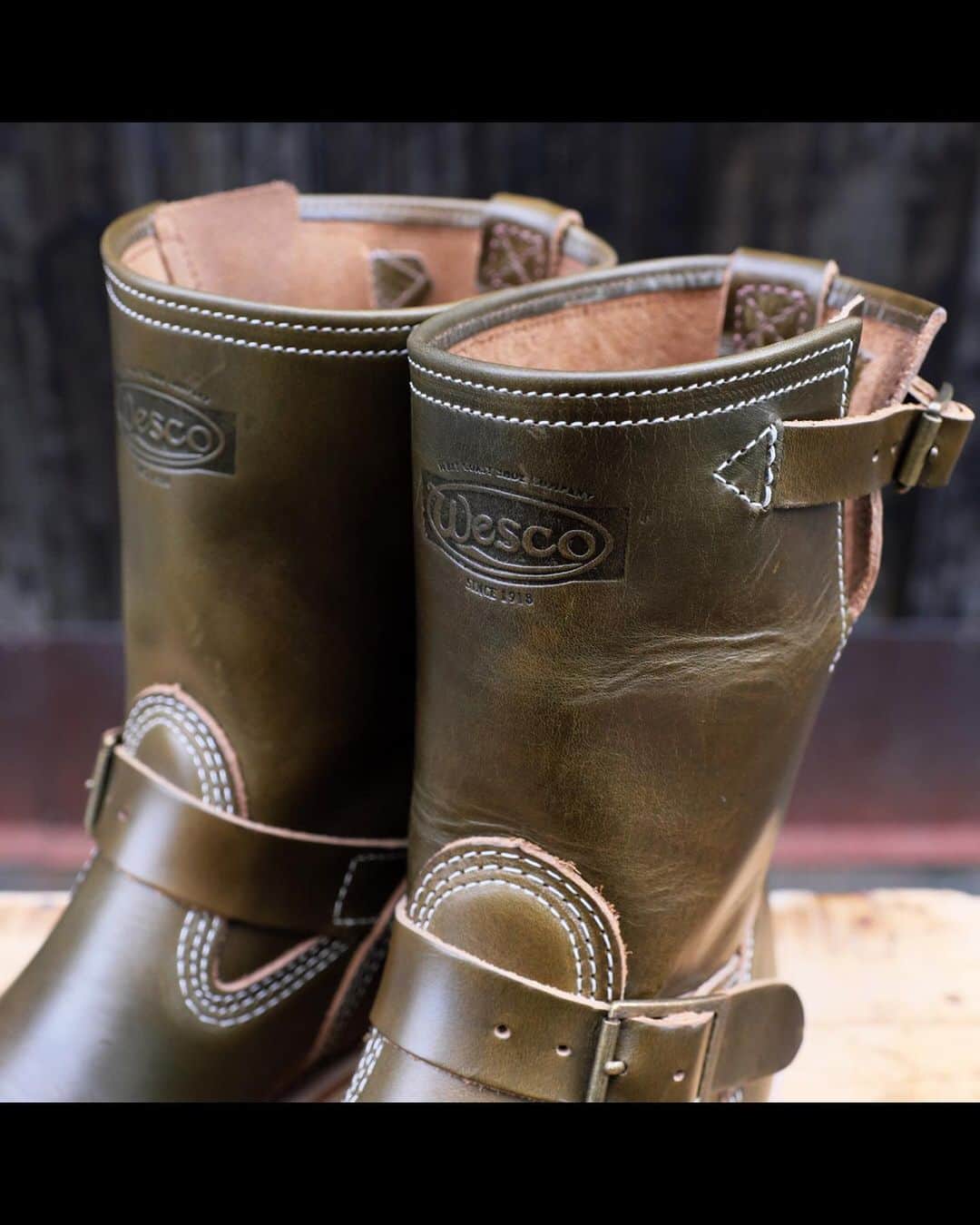 のインスタグラム：「. ~Horween Forest Green Leather~ 期間限定生産のレザーカラーとして、ホーウィン社のフォレストグリーンを使用したカスタムブーツのオーダーを受付します。プルアップのカウハイドで、厚み5.5~6oz。深みのあるアースカラー(自然色)といえる色合いで、ウエスコブーツの雰囲気にもピッタリなレザーです！ ※受注期間は年内(2019年12月末まで)となります。 . #WESCO #ForestGreen #Horween #期間限定レザー #madeinusa🇺🇸 #oregon #scappoose #wescojapan #wescoebisu #wescosetagaya #wescokanazawa #フォレストグリーン」