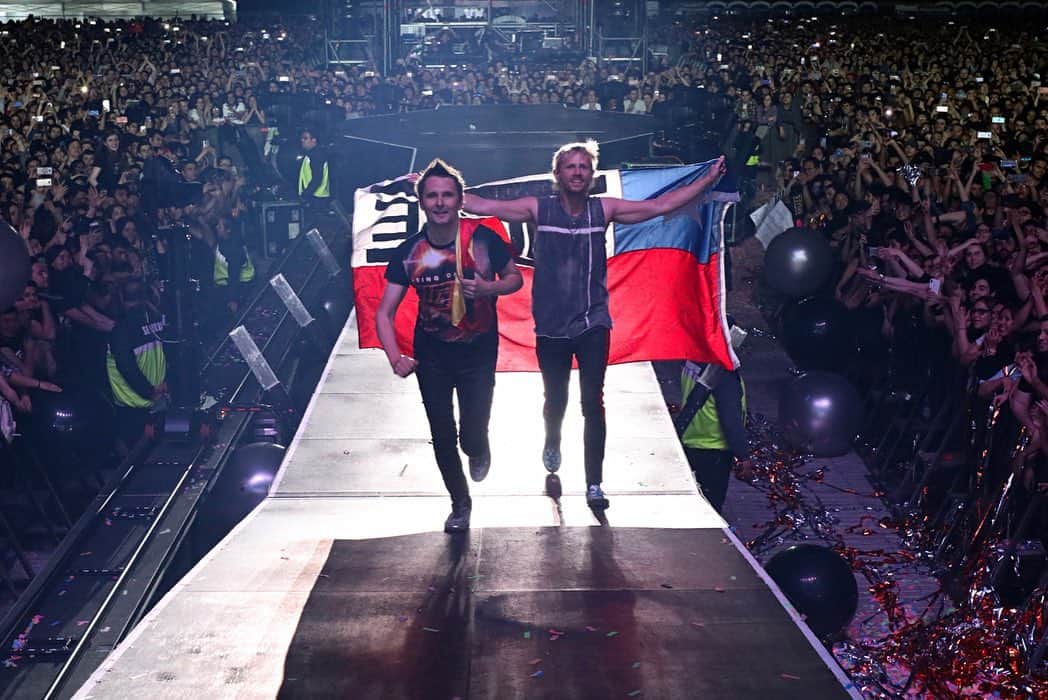 MUSEさんのインスタグラム写真 - (MUSEInstagram)「We love you Santiago! ❤️ Thank you for the great flag, @musechileoficial, and to all the Chilean fans who signed it 🇨🇱 . . . 📸: @fotosbykara」10月14日 13時35分 - muse