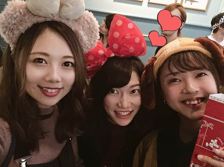 西村季里子のインスタグラム：「・ 念願の3人でディズニーいけた🐭🏰💖 夏から計画たてて、やっと😭💖 もう行きの電車から楽しかったな〜 ほぼ毎日会ってるけど飽きないな〜〜 ずっと食べてたな〜〜〜🍗🍿🥤❤️ でも！このわたしが！ タワー・オブ・テラー乗ったの‼️ わたしを知ってる人からしたら 信じられないであろう… 怖い以外の感情はなかったよ☠️ しほさんパセちゃんありがとう❤️ #ディズニー#ディズニーシー#アフター6  ま#disneysea #disney #disneyhalloween  #halloween #ハロウィン#🎃 #タワーオブテラー#タワテラ#恐怖 #タートルトーク#一番反応いいグループ #先輩#仲良し#毎日仲良し#follow #followme」