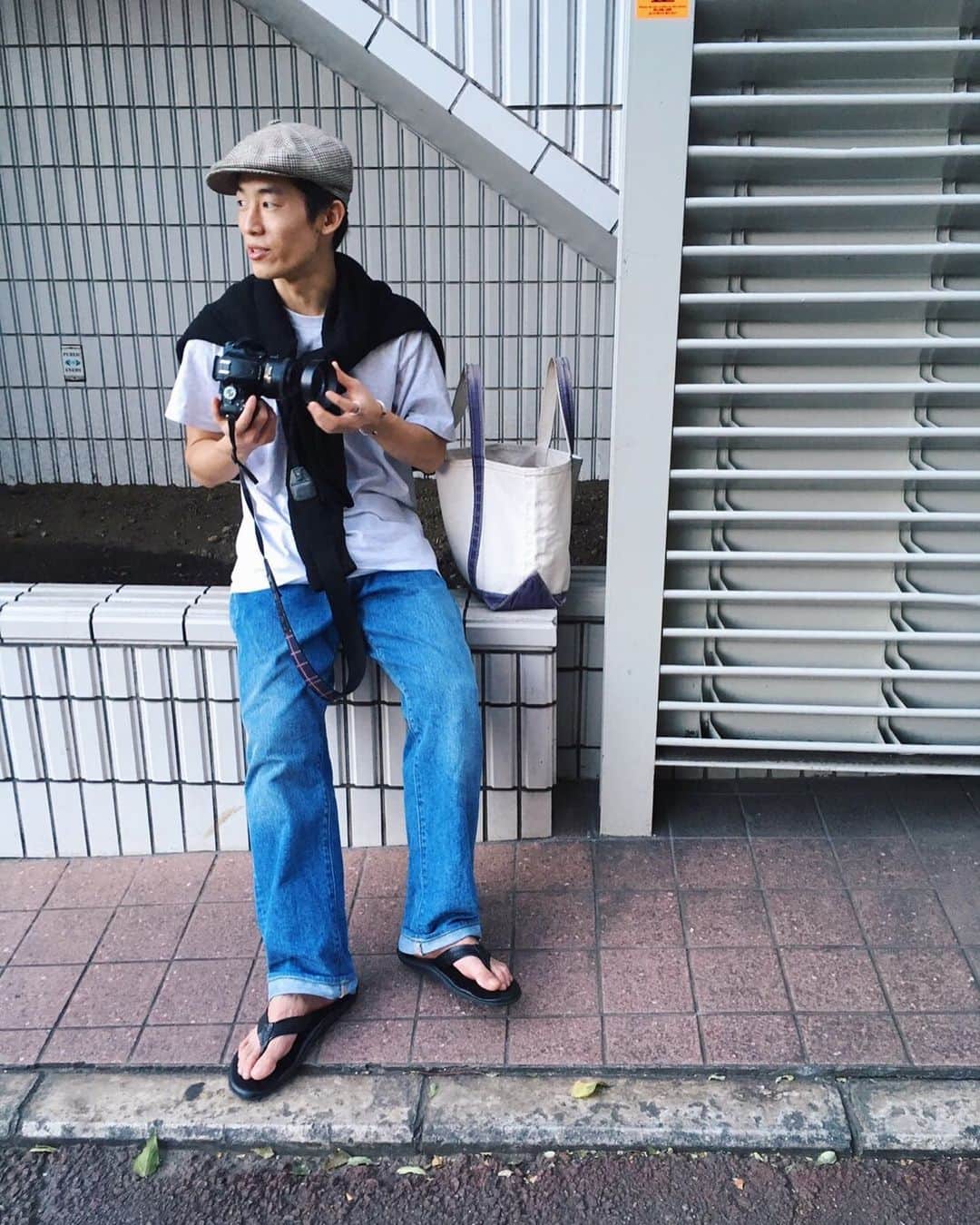yukiのインスタグラム：「ここは新宿三丁目 昨日でサンダル納め」
