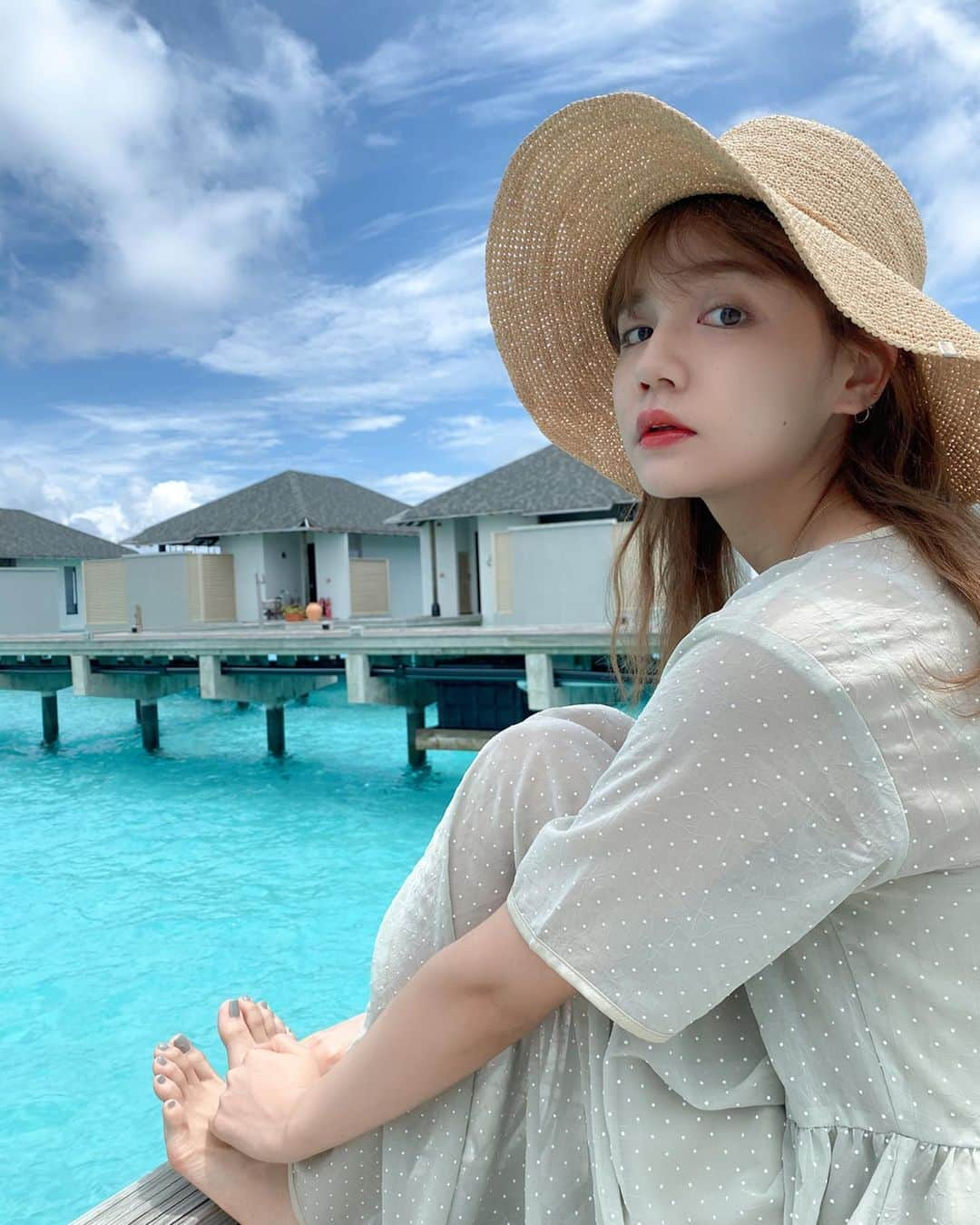 村田倫子さんのインスタグラム写真 - (村田倫子Instagram)「みなさんあたたかいコメント、DMありがとうございます。スリランカでは元気にしてます🇱🇰(ホテルにカレーがあったので、食べてます) 少し旅の余韻を…、投稿しますね。 . モルディブ旅は、水上コテージに泊まりました。 部屋のバルコニーから海にじゃぼんとできるので、毎日泳いだり、ぼんやり海を眺めながら本をよんだり…。まったりを堪能した時間でした。 . 今夜のフライト無事に飛びますように… 早く日本に帰りたいな🇯🇵(｡•́︿•̀｡) (明日に日本につく予定)」10月14日 13時42分 - rinco1023